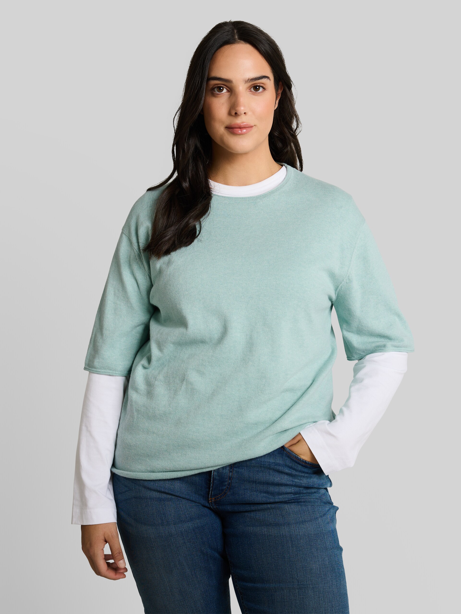 Plus Size - Loose Fit Strickpullover mit Kaschmir-Anteil - blue haze melange - Ausschnitt Model-Vorderansicht
