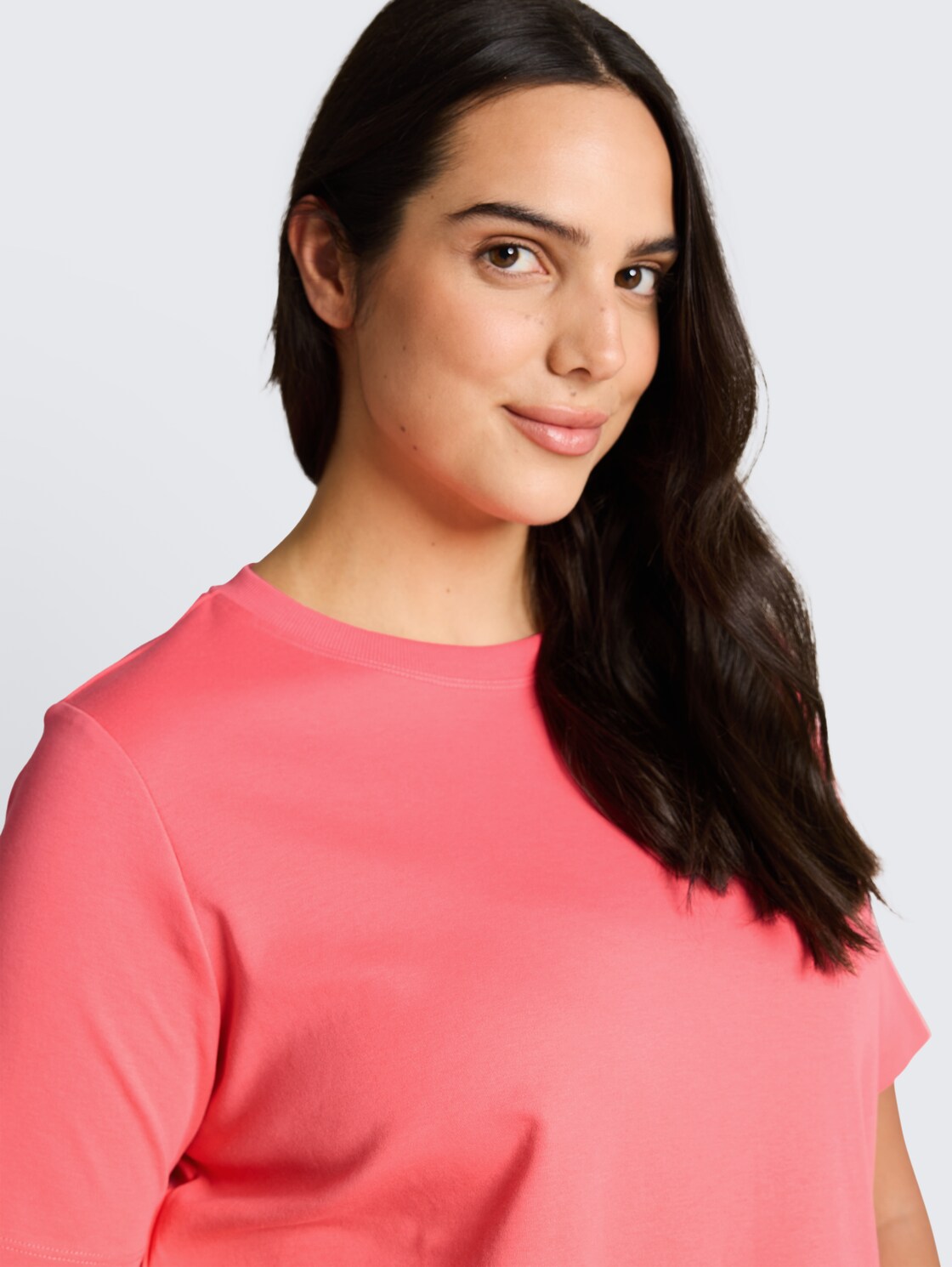 Plus Size - Basic T-Shirt aus Baumwolle - soft coral pink - Detail-Model-Ansicht