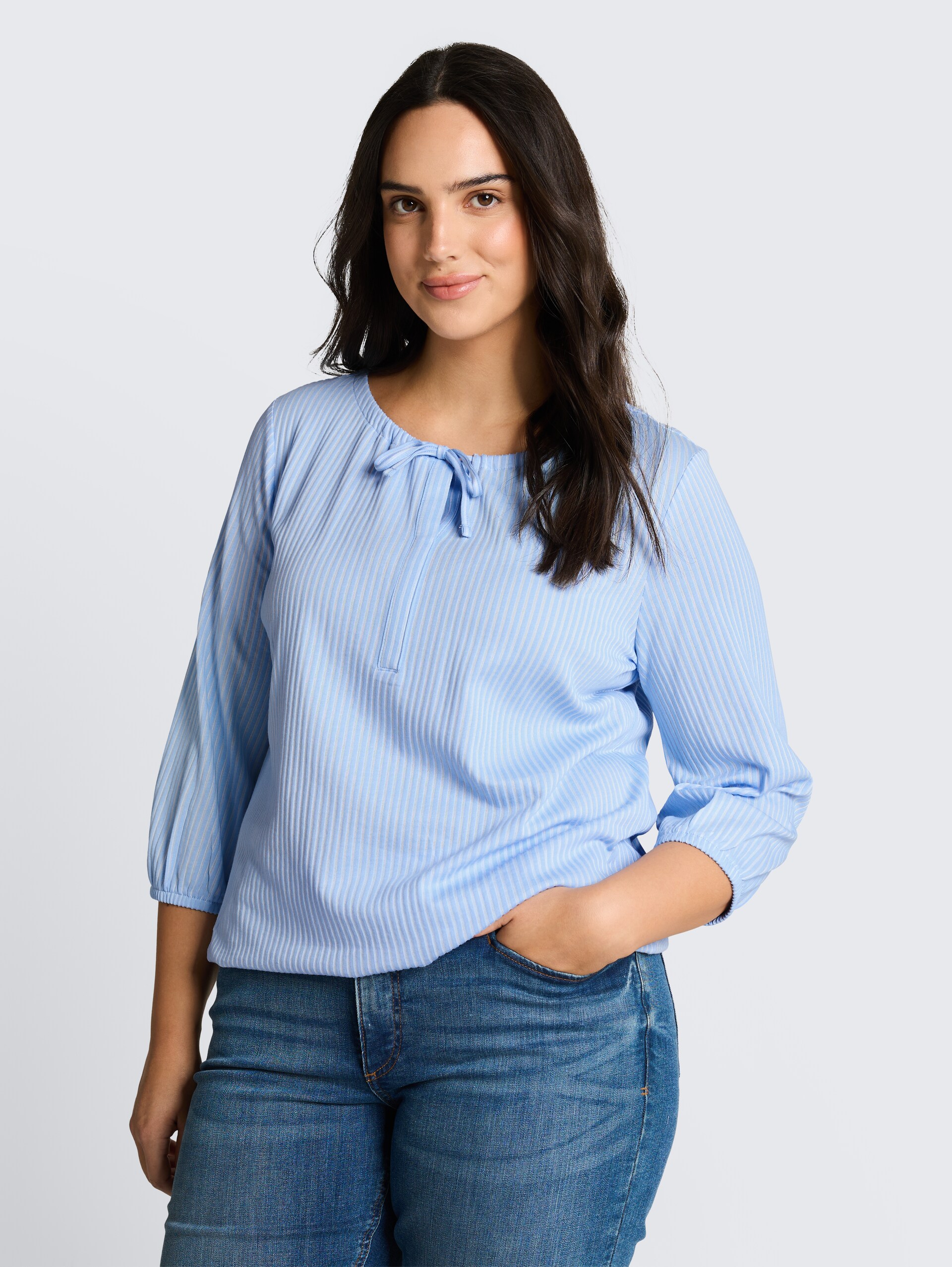 Plus Size - Bluse mit Streifenmuster - blue white thin stripe - Ausschnitt Model-Vorderansicht