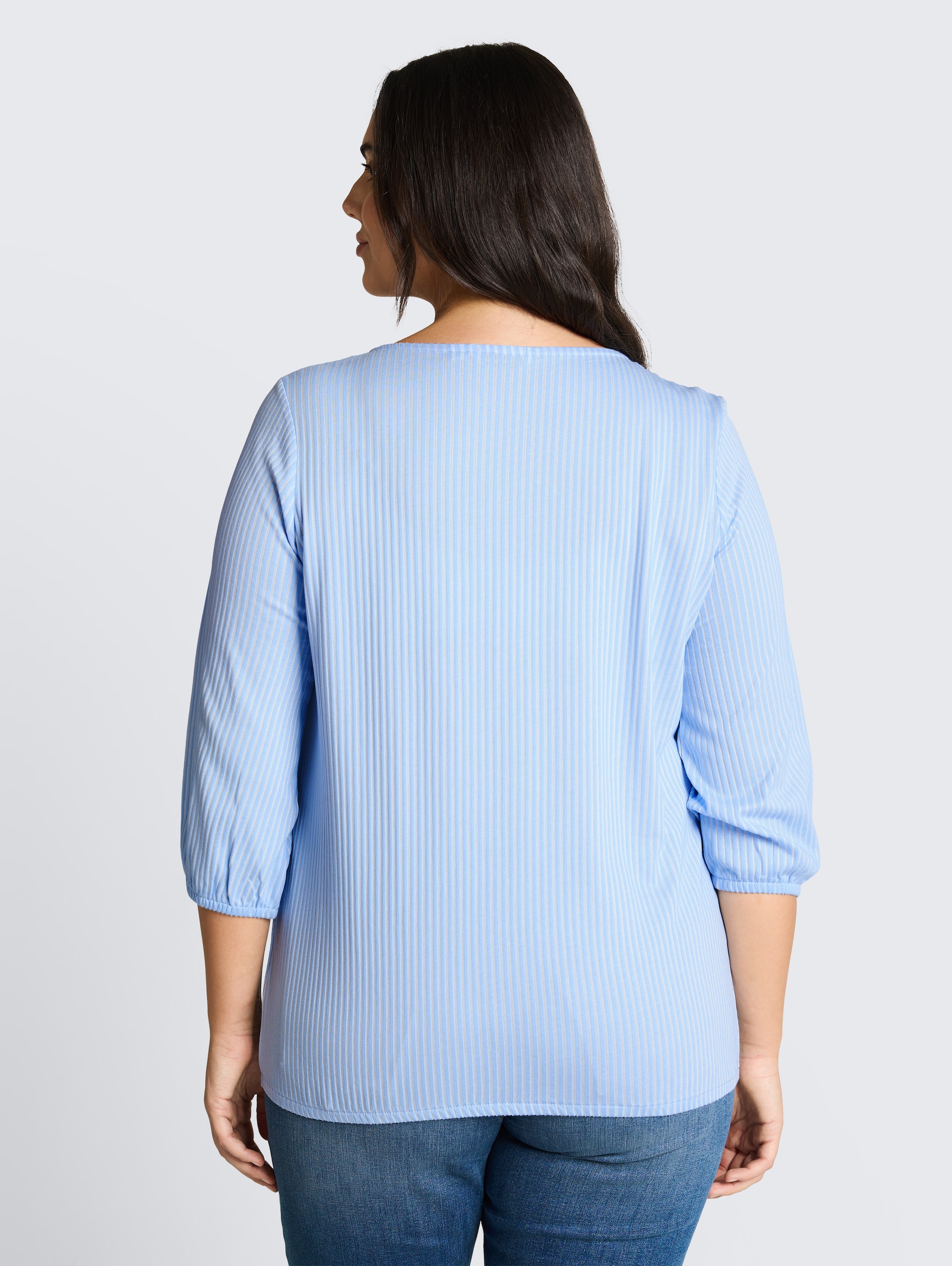 Plus Size - Bluse mit Streifenmuster - blue white thin stripe - Auschnitt Model-Rückansicht