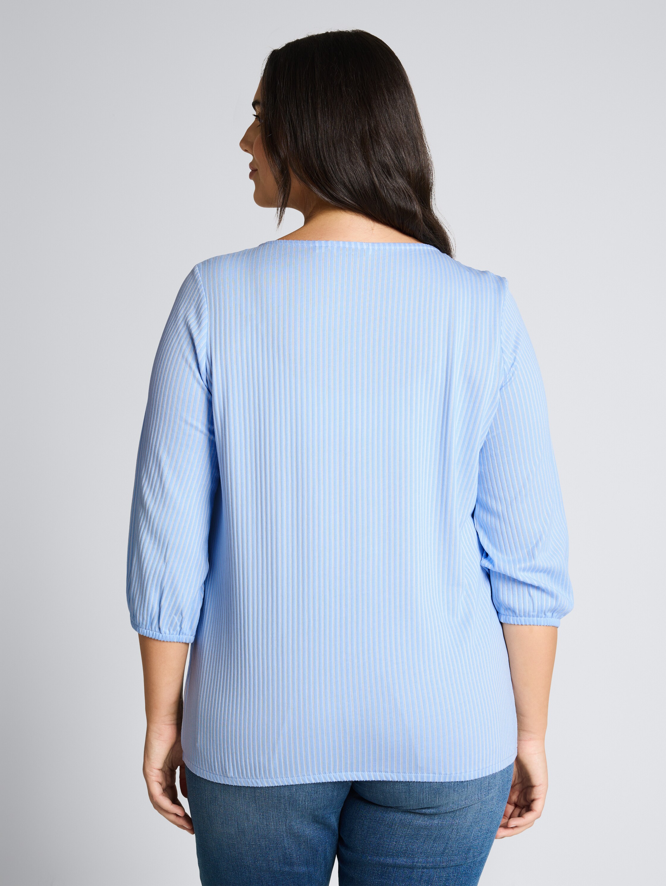 Plus Size - Bluse mit Streifenmuster - blue white thin stripe - Auschnitt Model-Rückansicht