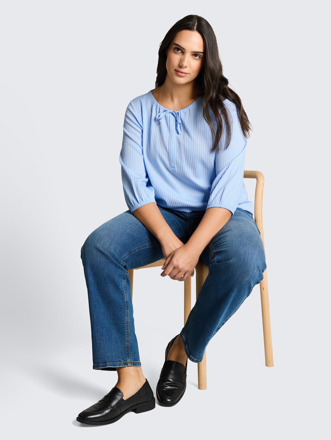 Plus Size - Bluse mit Streifenmuster - blue white thin stripe - Model-Vorderansicht