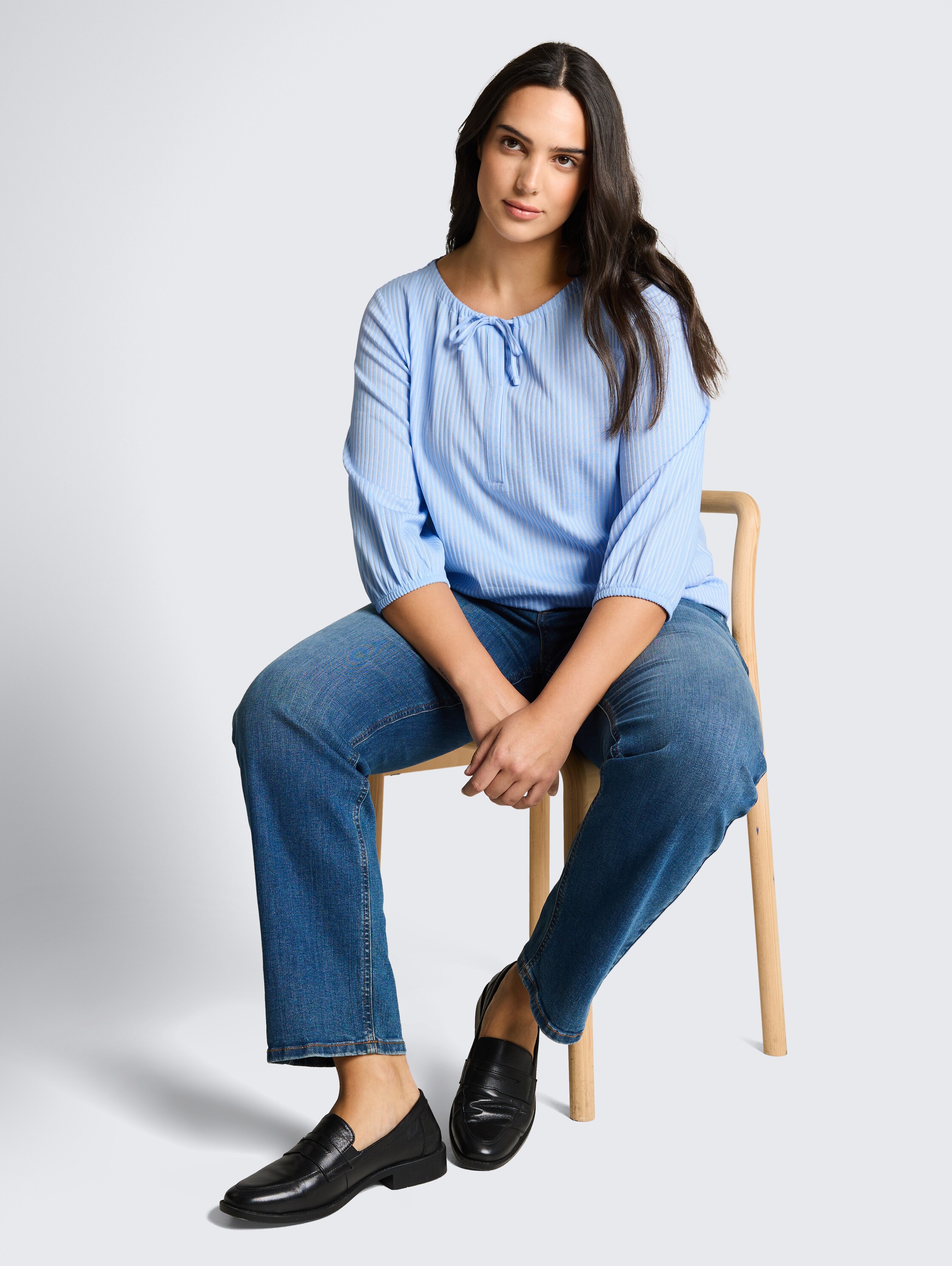 Plus Size - Bluse mit Streifenmuster - blue white thin stripe - Model-Vorderansicht