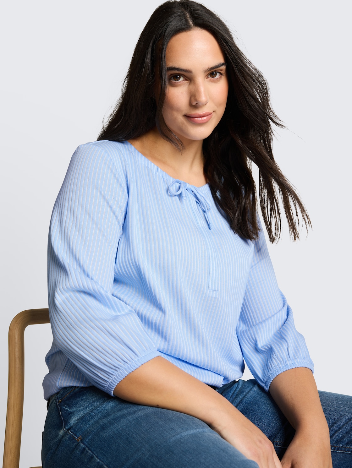 Plus Size - Bluse mit Streifenmuster - blue white thin stripe - Detail-Model-Ansicht
