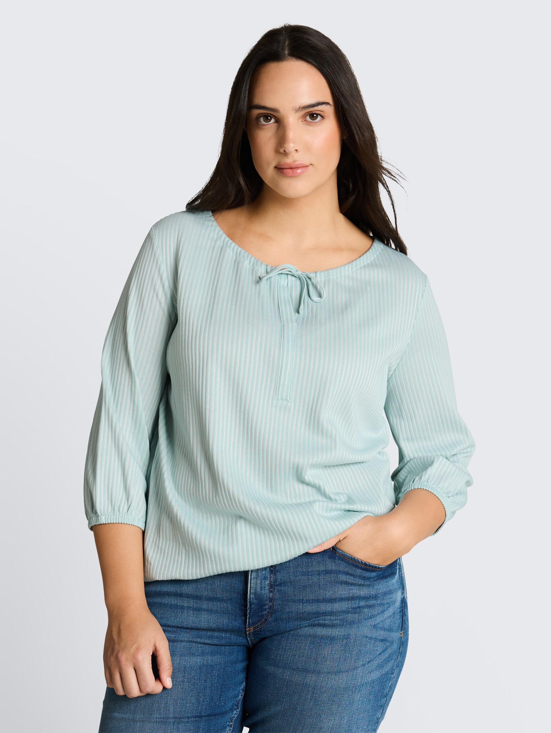 Plus Size - Bluse mit Streifenmuster - blue haze stripe - Ausschnitt Model-Vorderansicht