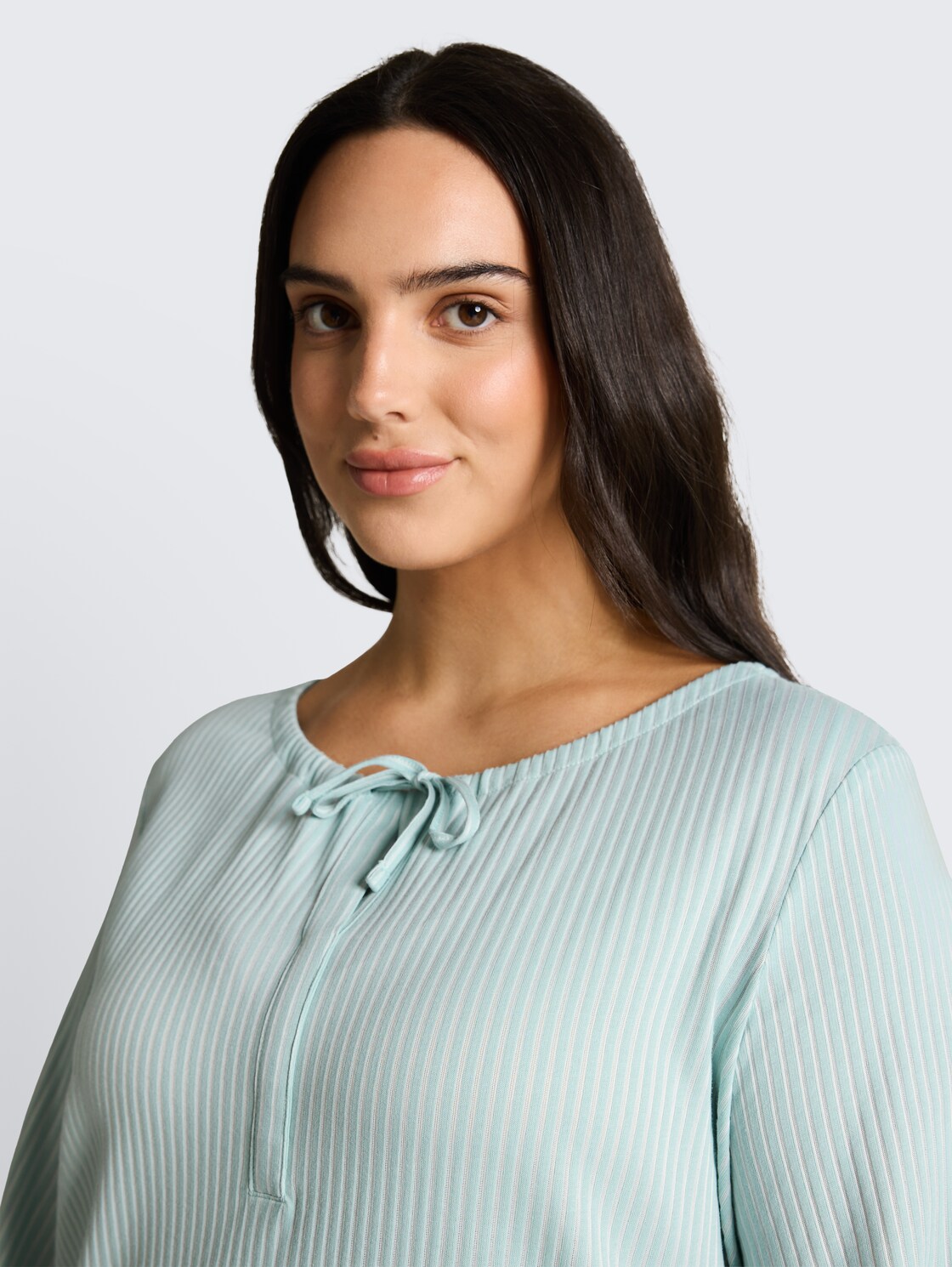 Plus Size - Bluse mit Streifenmuster - blue haze stripe - Detail-Model-Ansicht