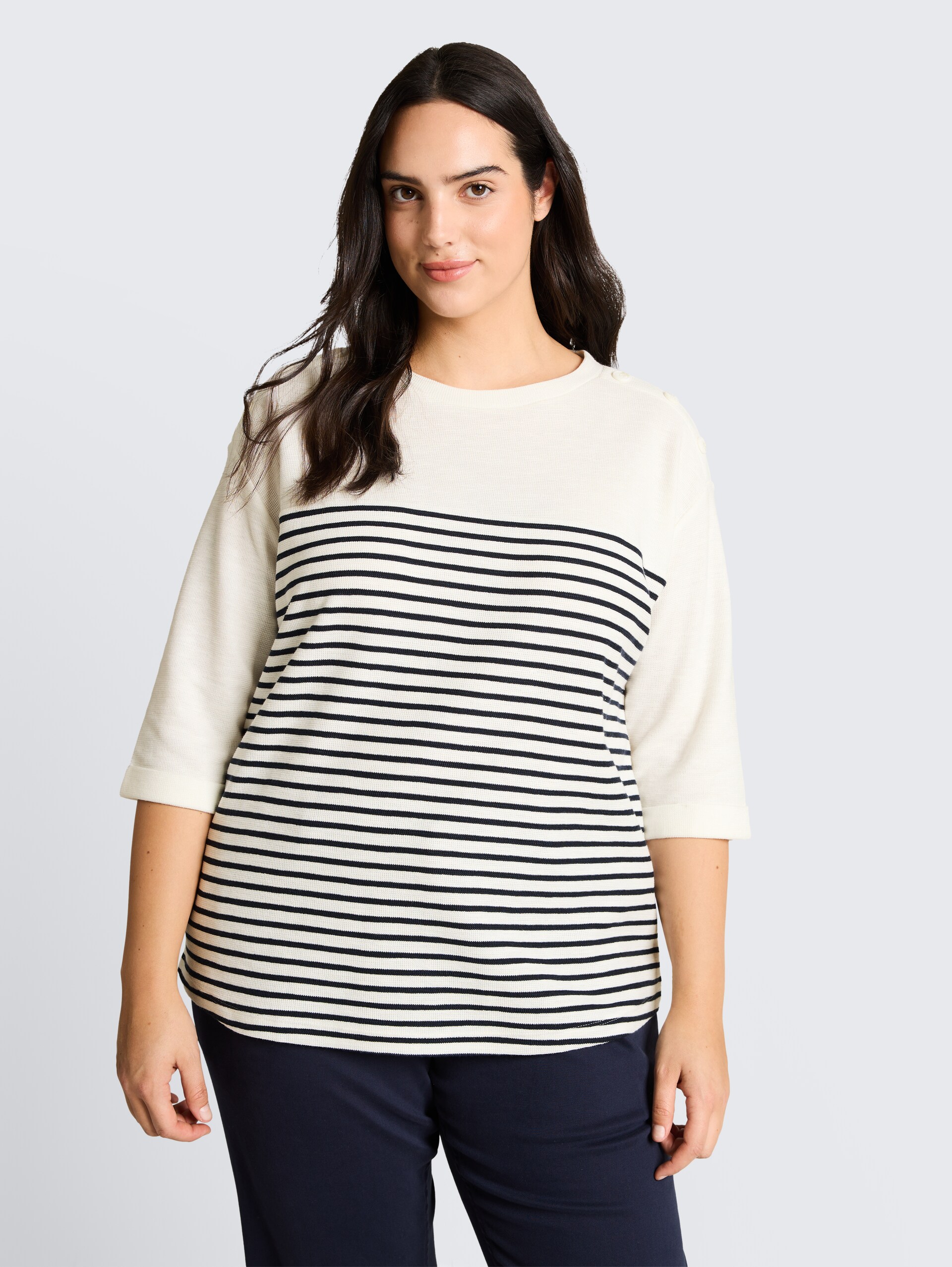 Plus Size - Langarmshirt mit Streifenmuster - offwhite navy blue stripe - Ausschnitt Model-Vorderansicht