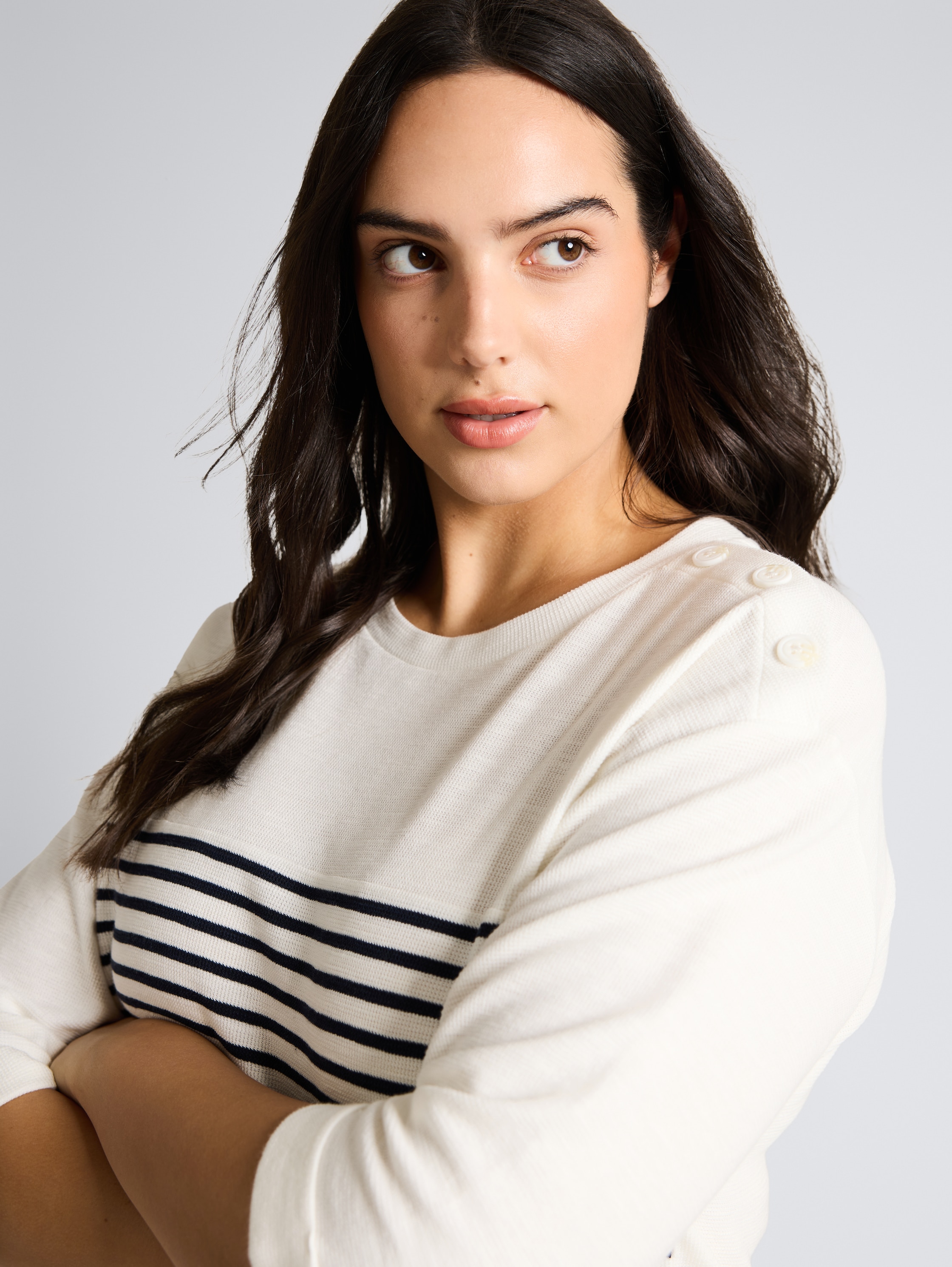 Plus Size - Langarmshirt mit Streifenmuster - offwhite navy blue stripe - Detail-Model-Ansicht