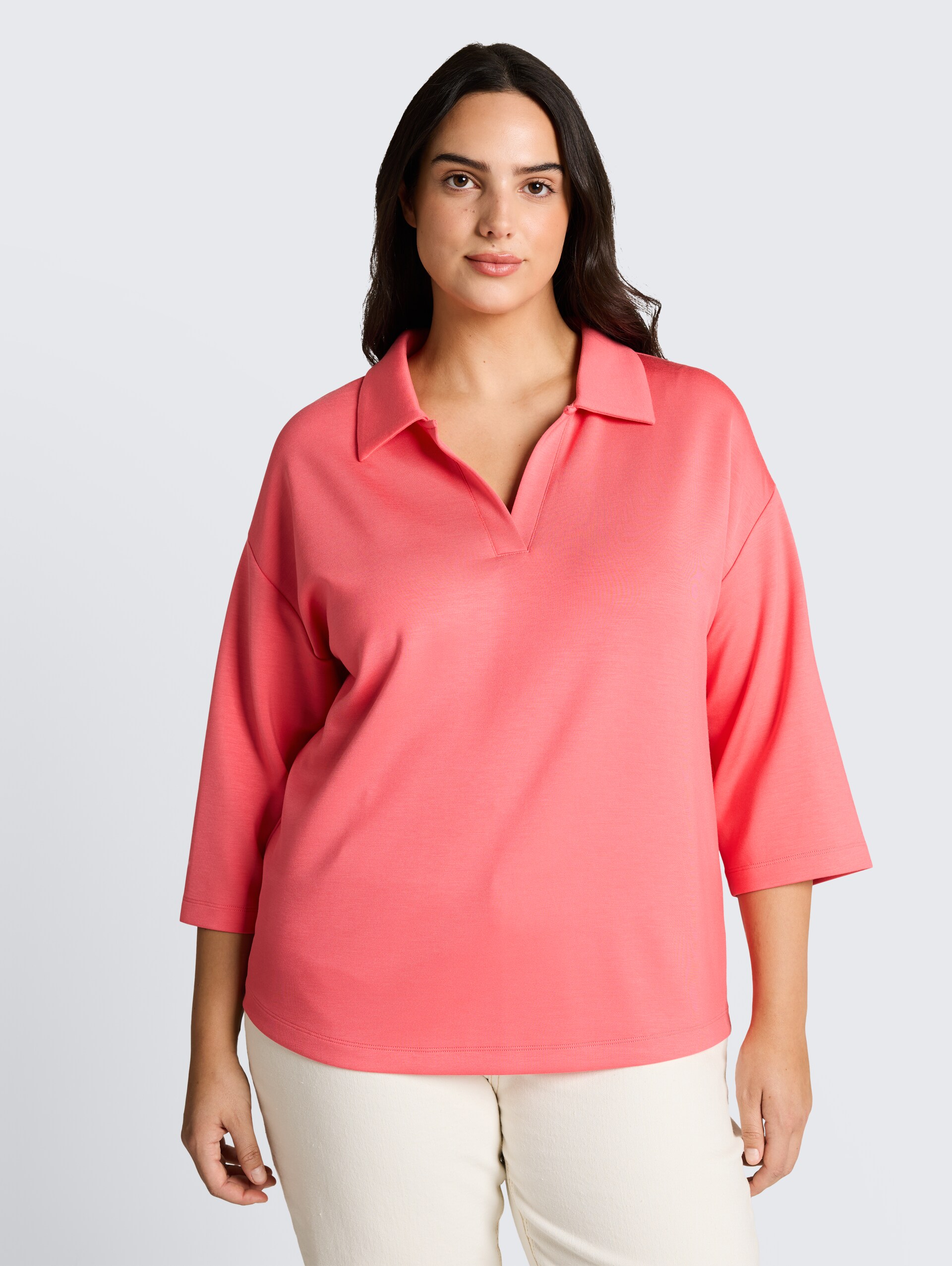 Plus Size - Loose Fit Scuba Langarmshirt mit Polokragen - soft coral pink - Ausschnitt Model-Vorderansicht