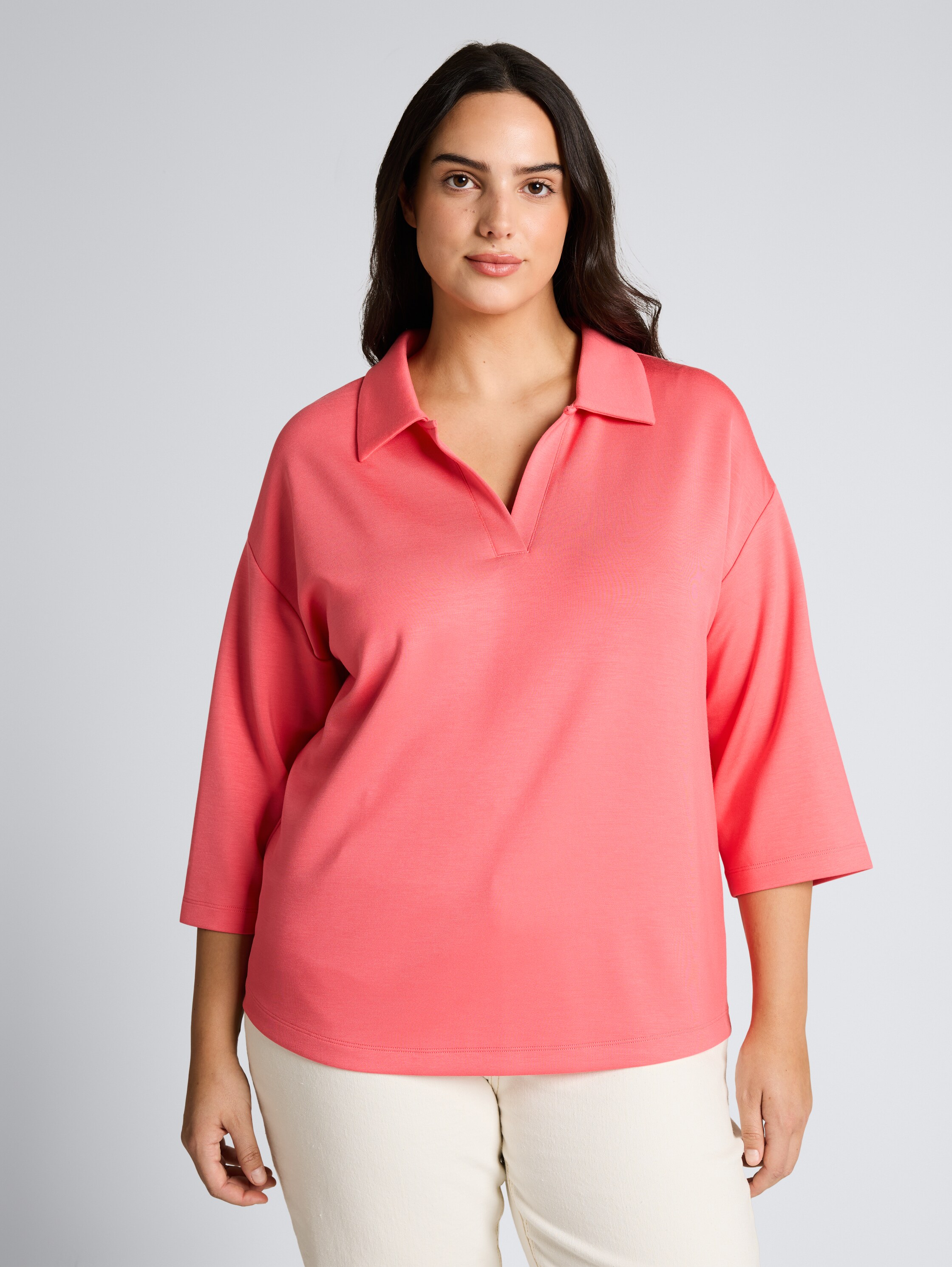 Plus Size - Loose Fit Scuba Langarmshirt mit Polokragen - soft coral pink - Ausschnitt Model-Vorderansicht