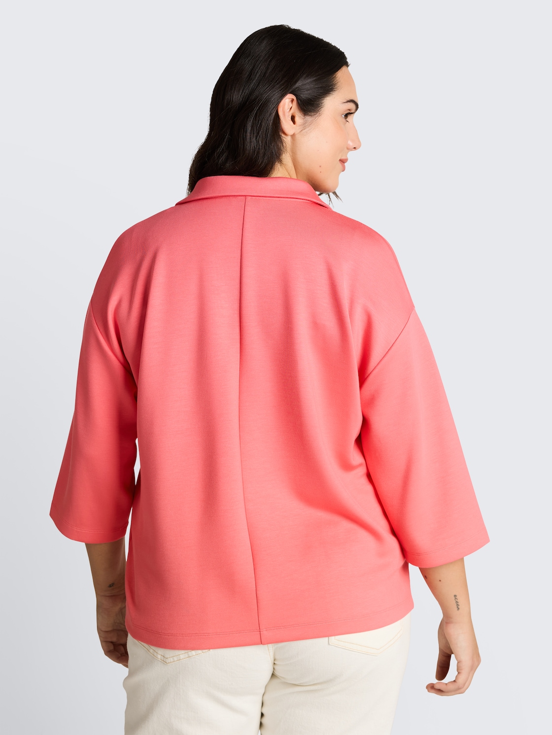 Plus Size - Loose Fit Scuba Langarmshirt mit Polokragen - soft coral pink - Auschnitt Model-Rückansicht
