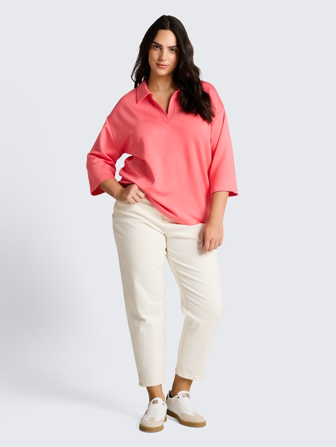Plus Size - Loose Fit Scuba Langarmshirt mit Polokragen - soft coral pink - Model-Vorderansicht