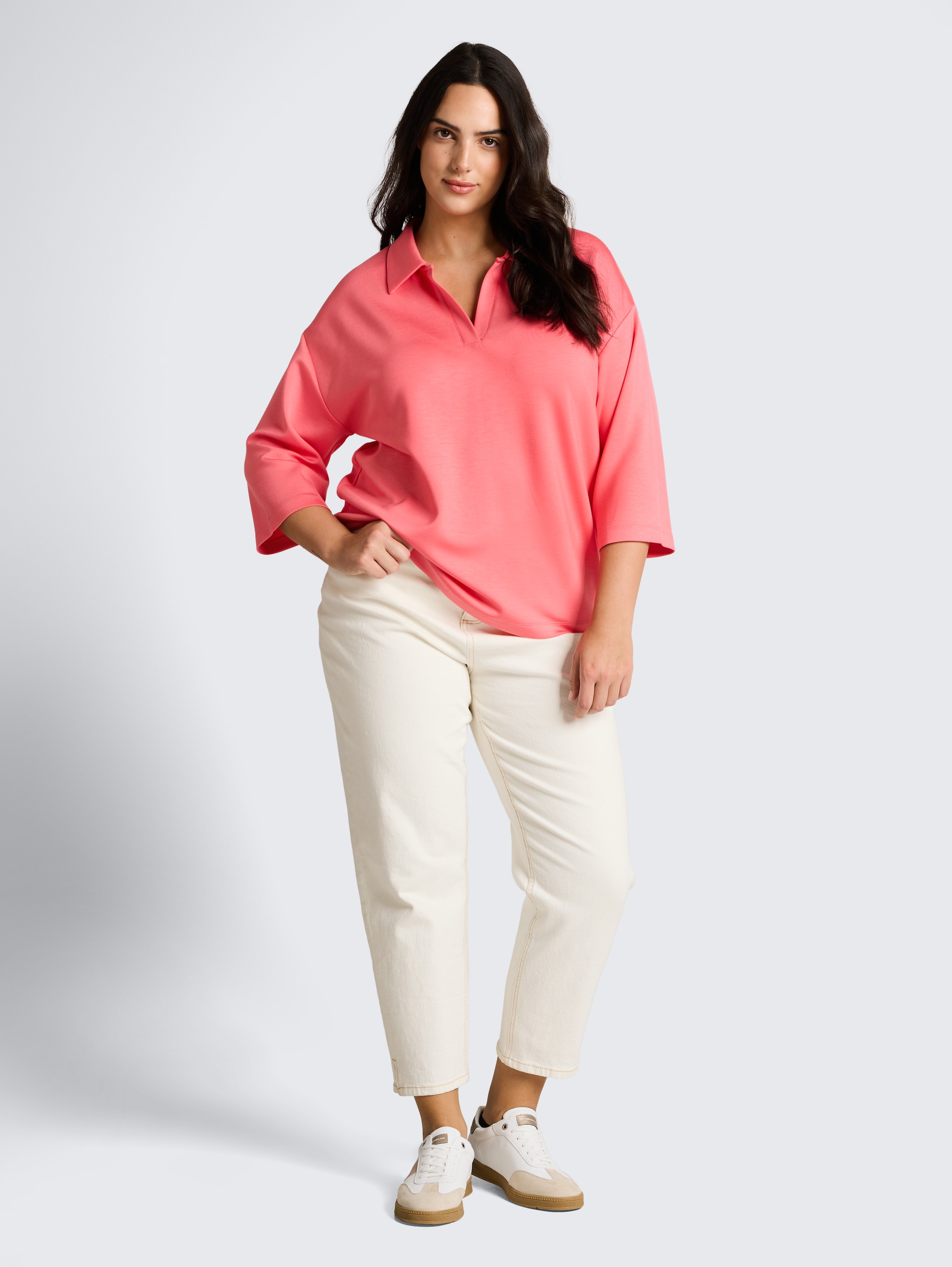 Plus Size - Loose Fit Scuba Langarmshirt mit Polokragen - soft coral pink - Model-Vorderansicht