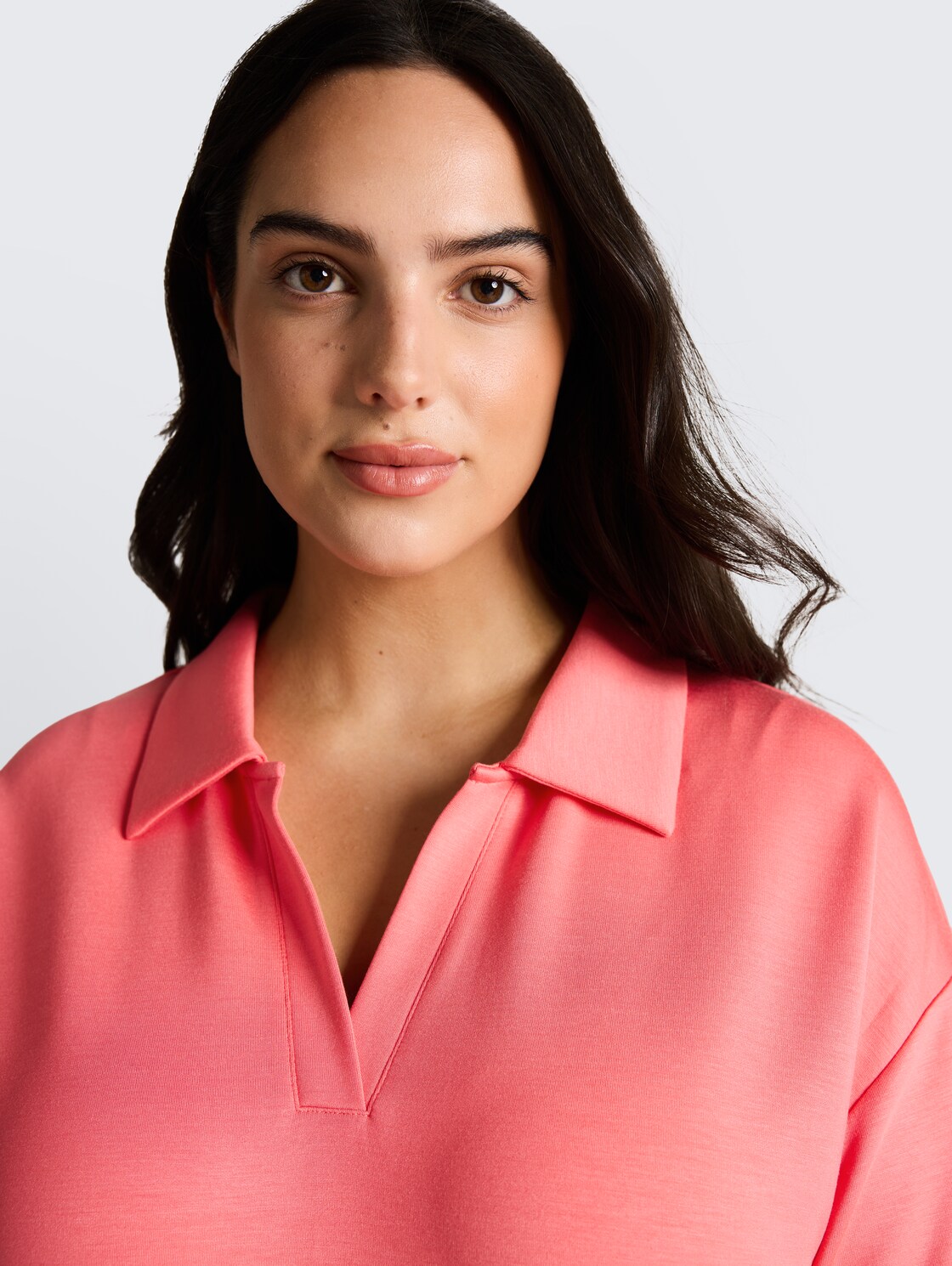 Plus Size - Loose Fit Scuba Langarmshirt mit Polokragen - soft coral pink - Detail-Model-Ansicht