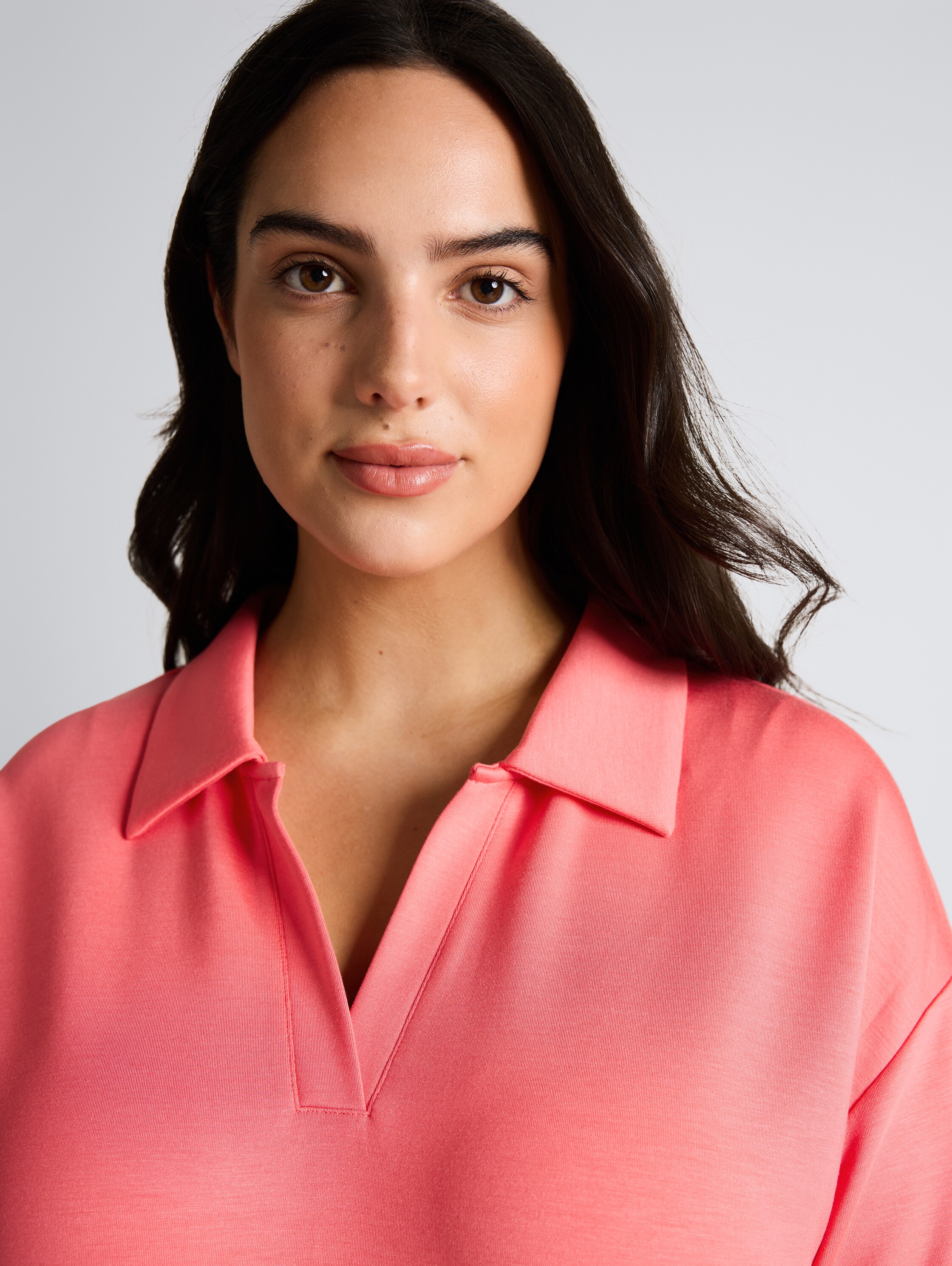 Plus Size - Loose Fit Scuba Langarmshirt mit Polokragen - soft coral pink - Detail-Model-Ansicht