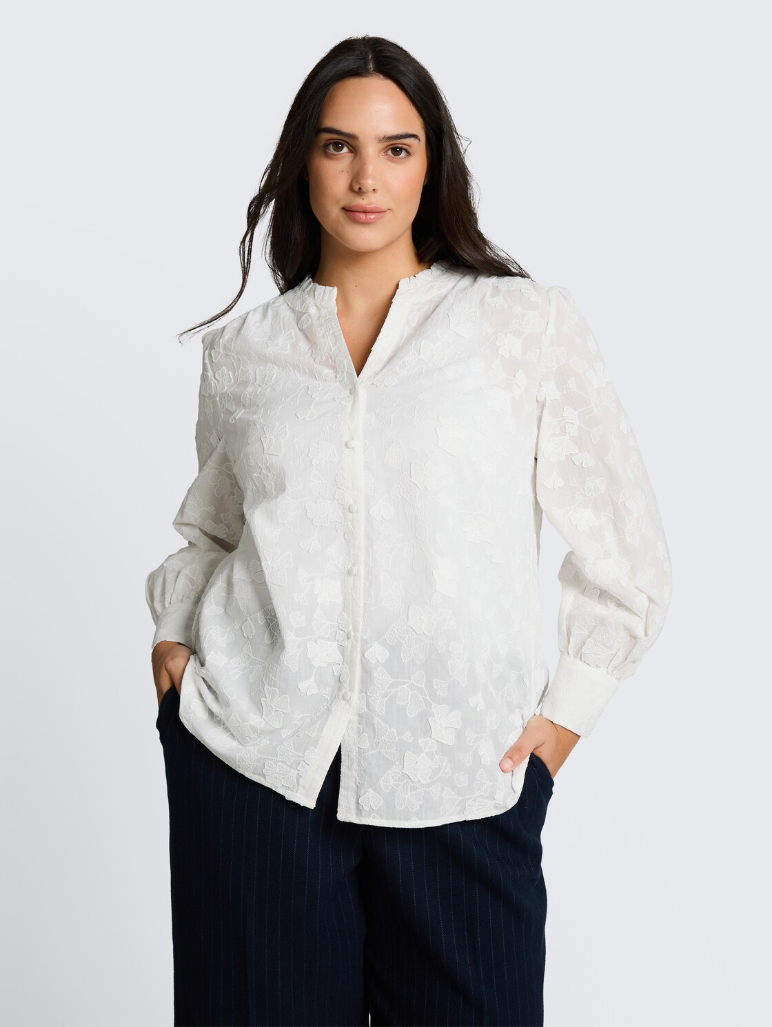 Plus Size - Loose Fit Bluse mit Stickerei - White - Ausschnitt Model-Vorderansicht