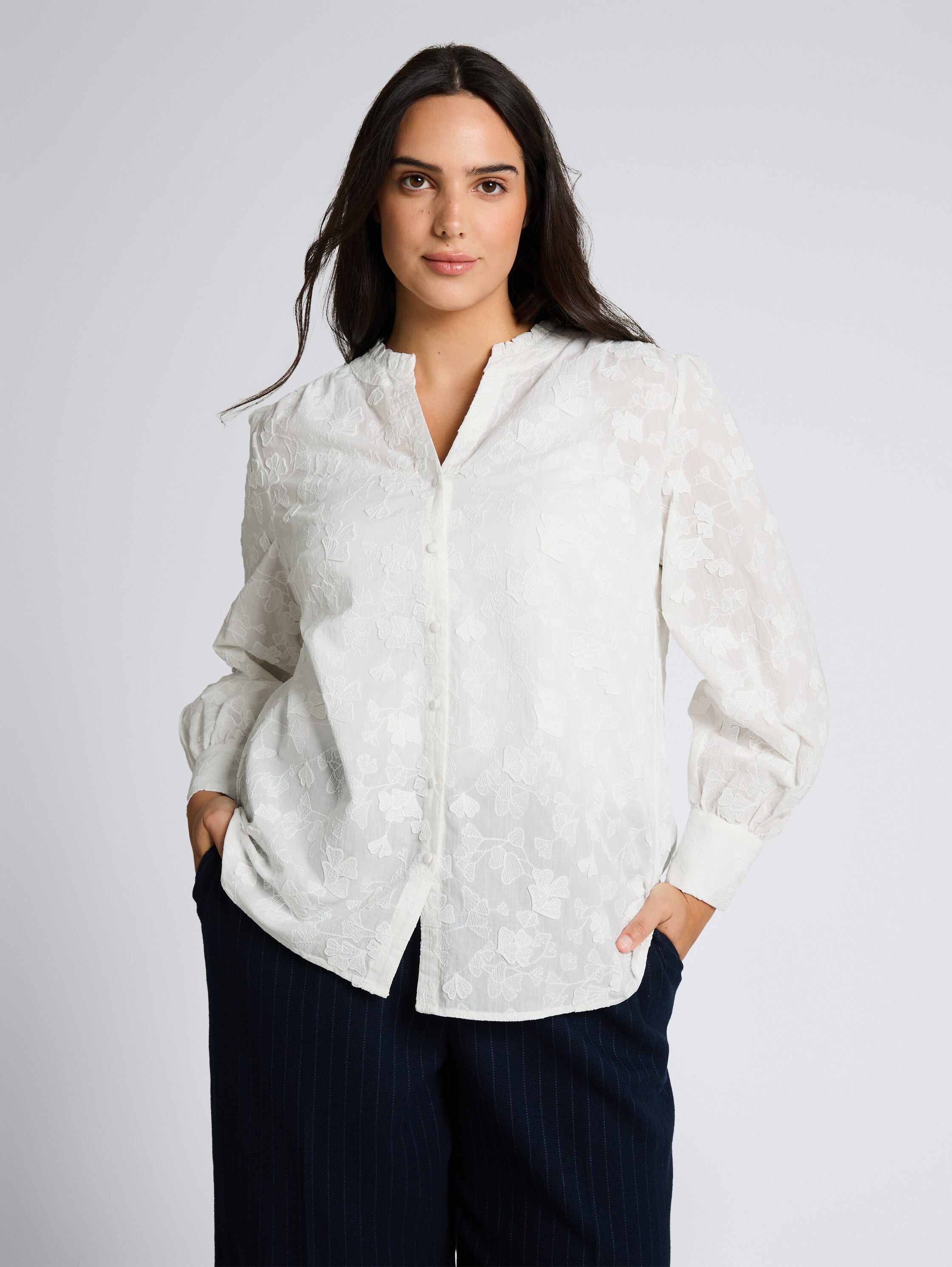 Plus Size - Loose Fit Bluse mit Stickerei - White - Ausschnitt Model-Vorderansicht