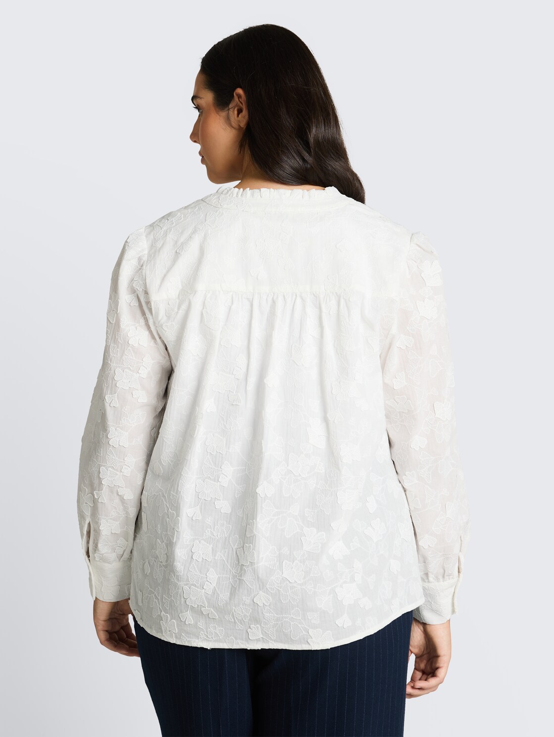 Plus Size - Loose Fit Bluse mit Stickerei - White - Auschnitt Model-Rückansicht