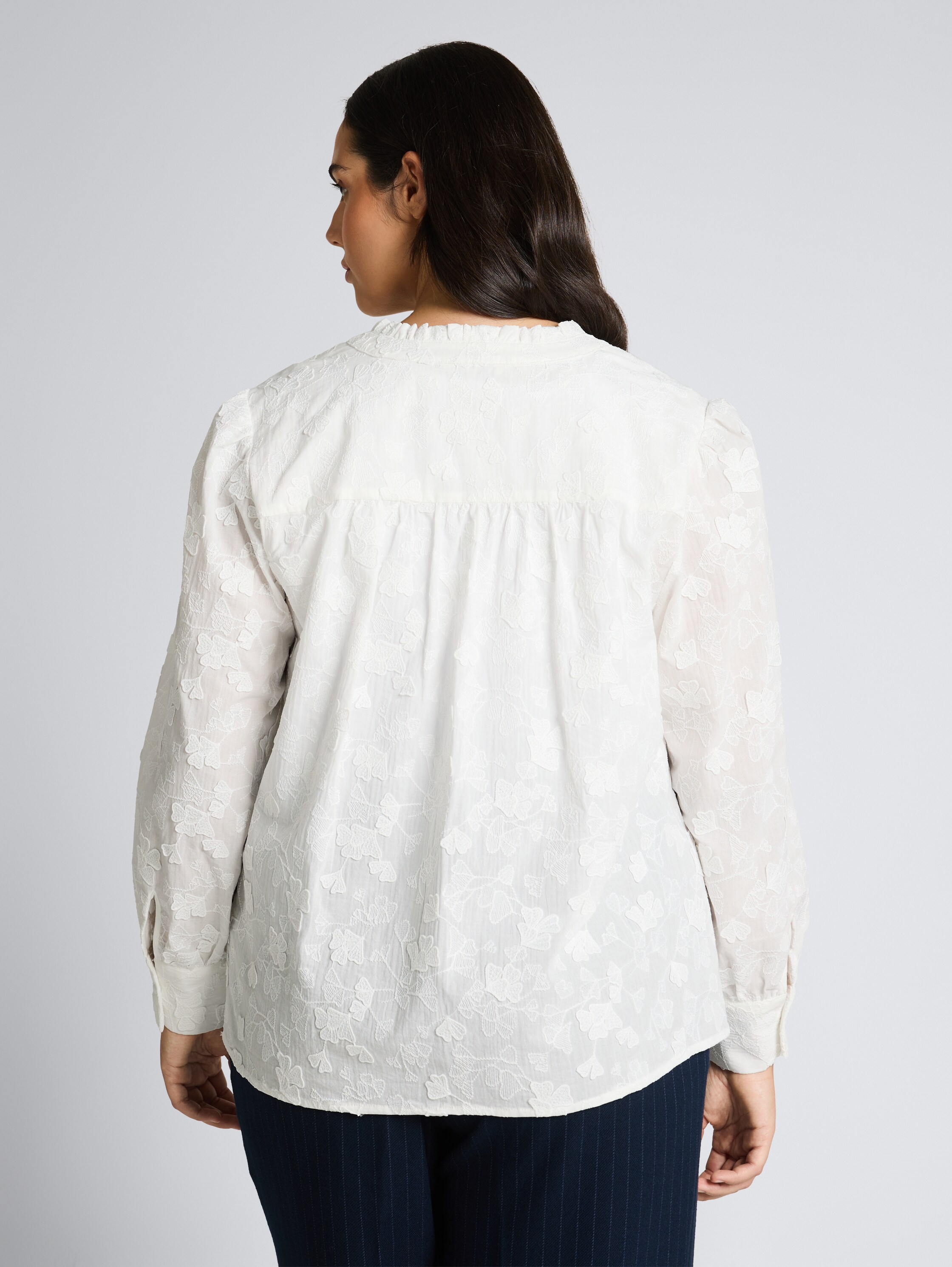 Plus Size - Loose Fit Bluse mit Stickerei - White - Auschnitt Model-Rückansicht