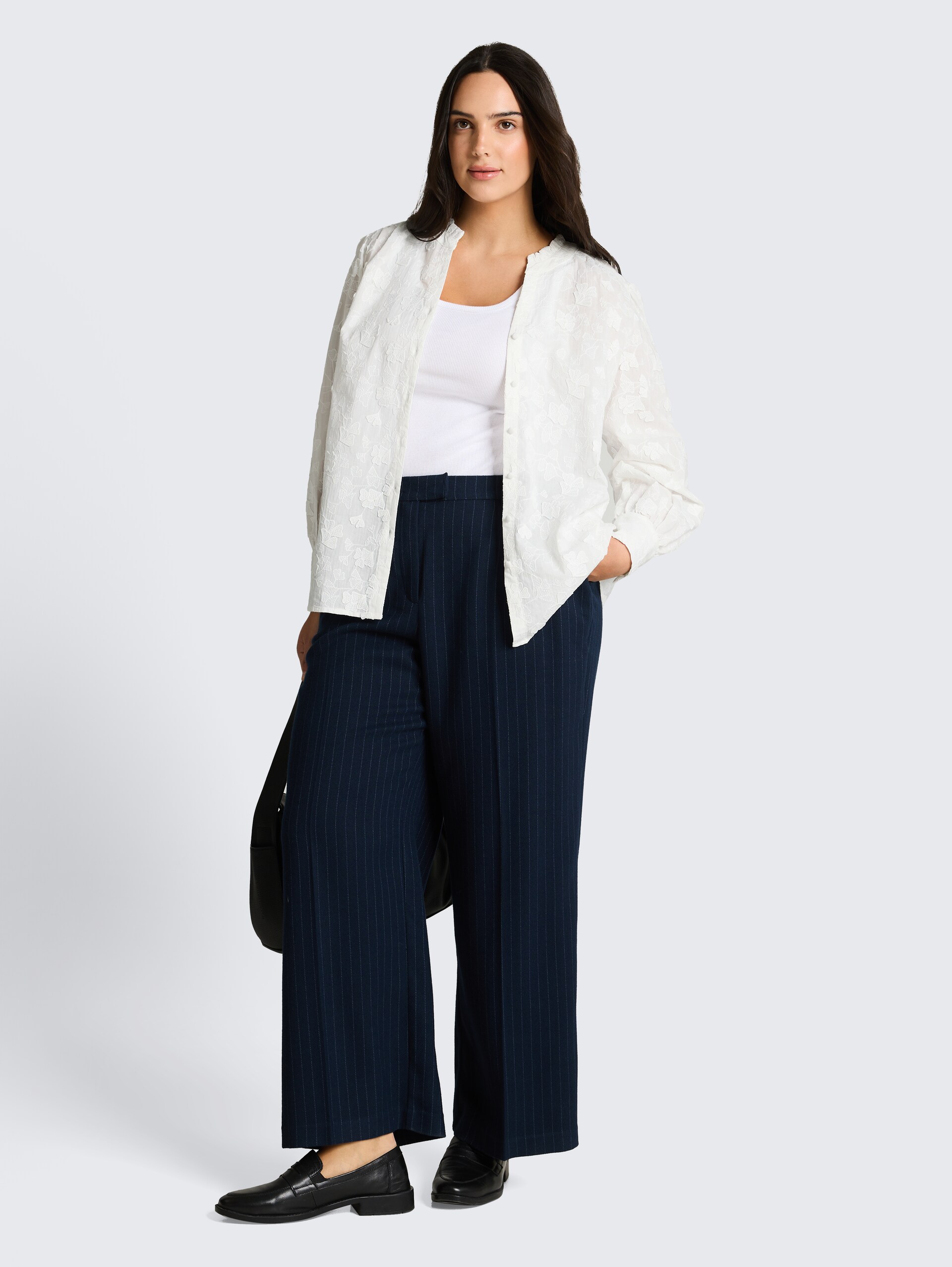 Plus Size - Loose Fit Bluse mit Stickerei - White - Model-Vorderansicht