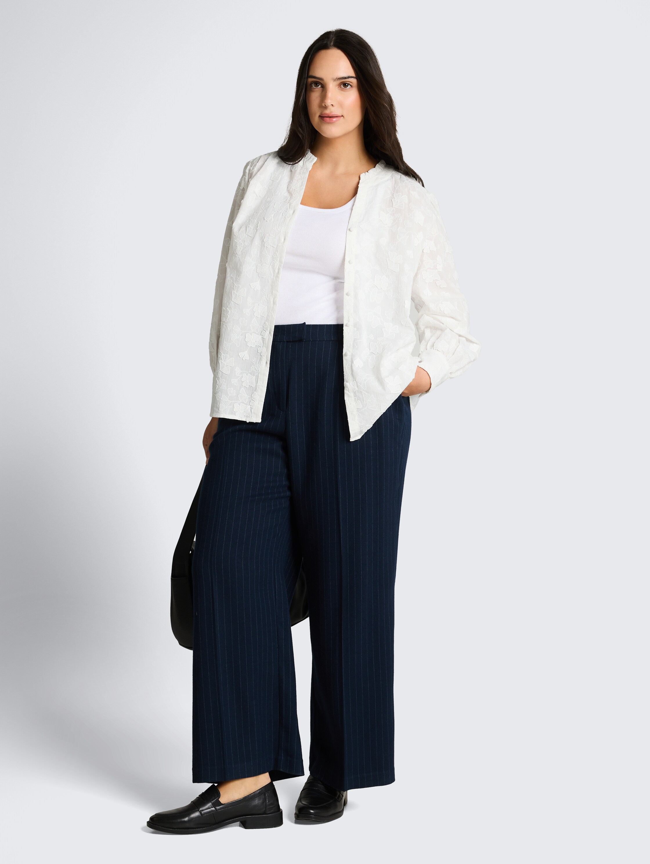 Plus Size - Loose Fit Bluse mit Stickerei - White - Model-Vorderansicht