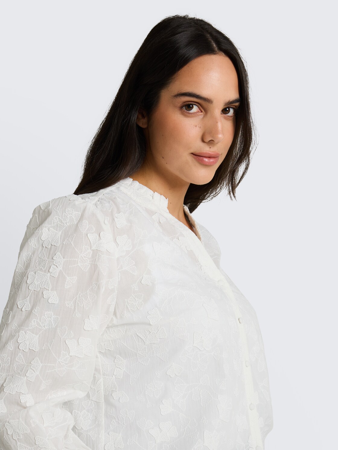 Plus Size - Loose Fit Bluse mit Stickerei - White - Detail-Model-Ansicht