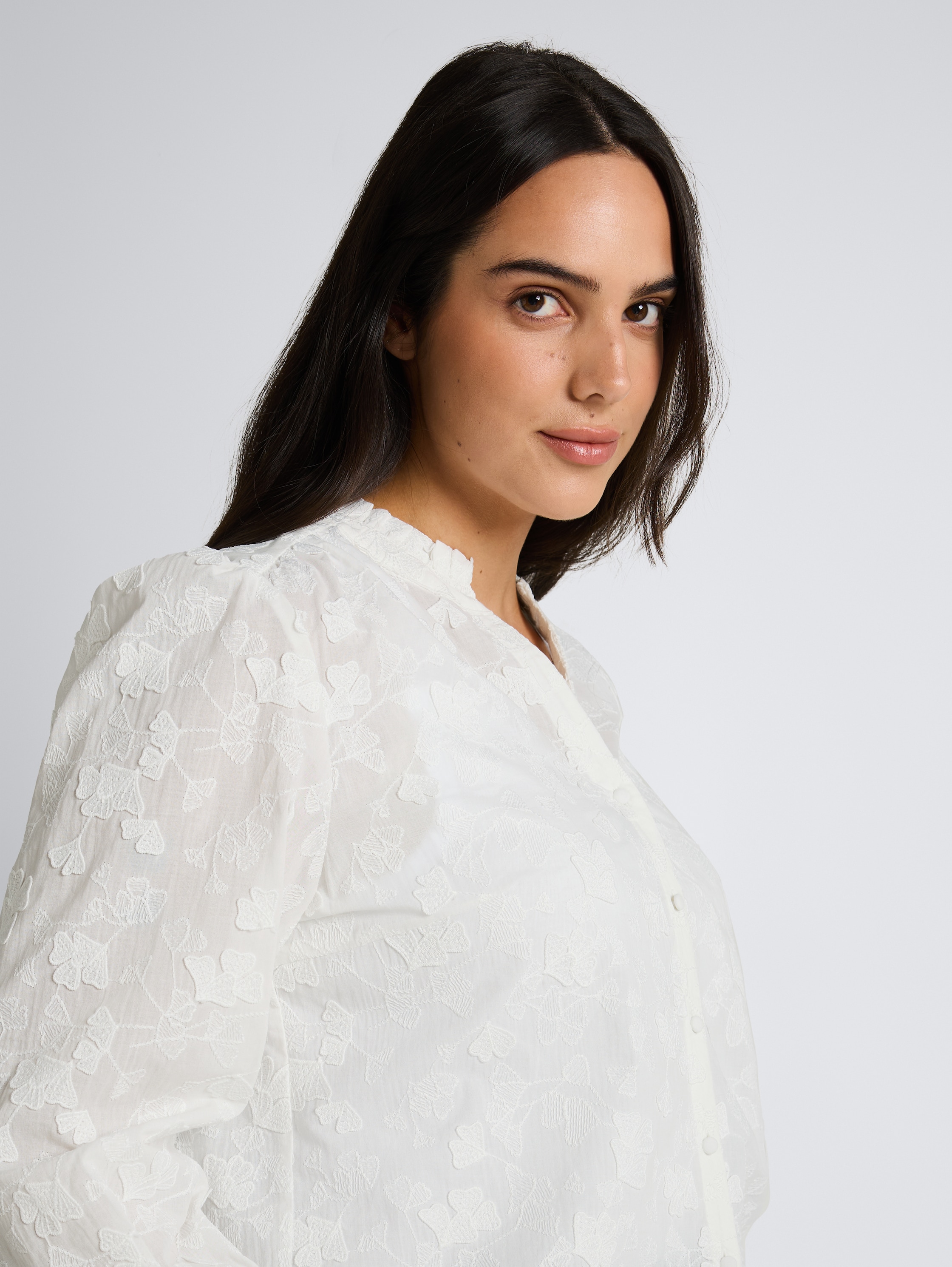 Plus Size - Loose Fit Bluse mit Stickerei - White - Detail-Model-Ansicht
