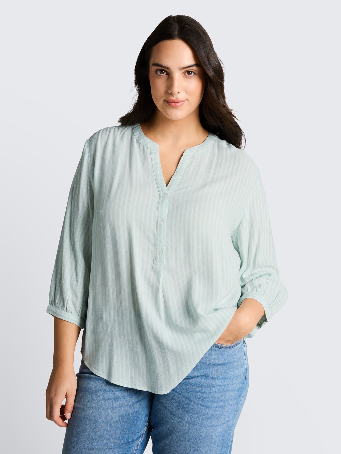 Plus Size - Bluse mit Streifenmuster - blue haze white stripe - Ausschnitt Model-Vorderansicht