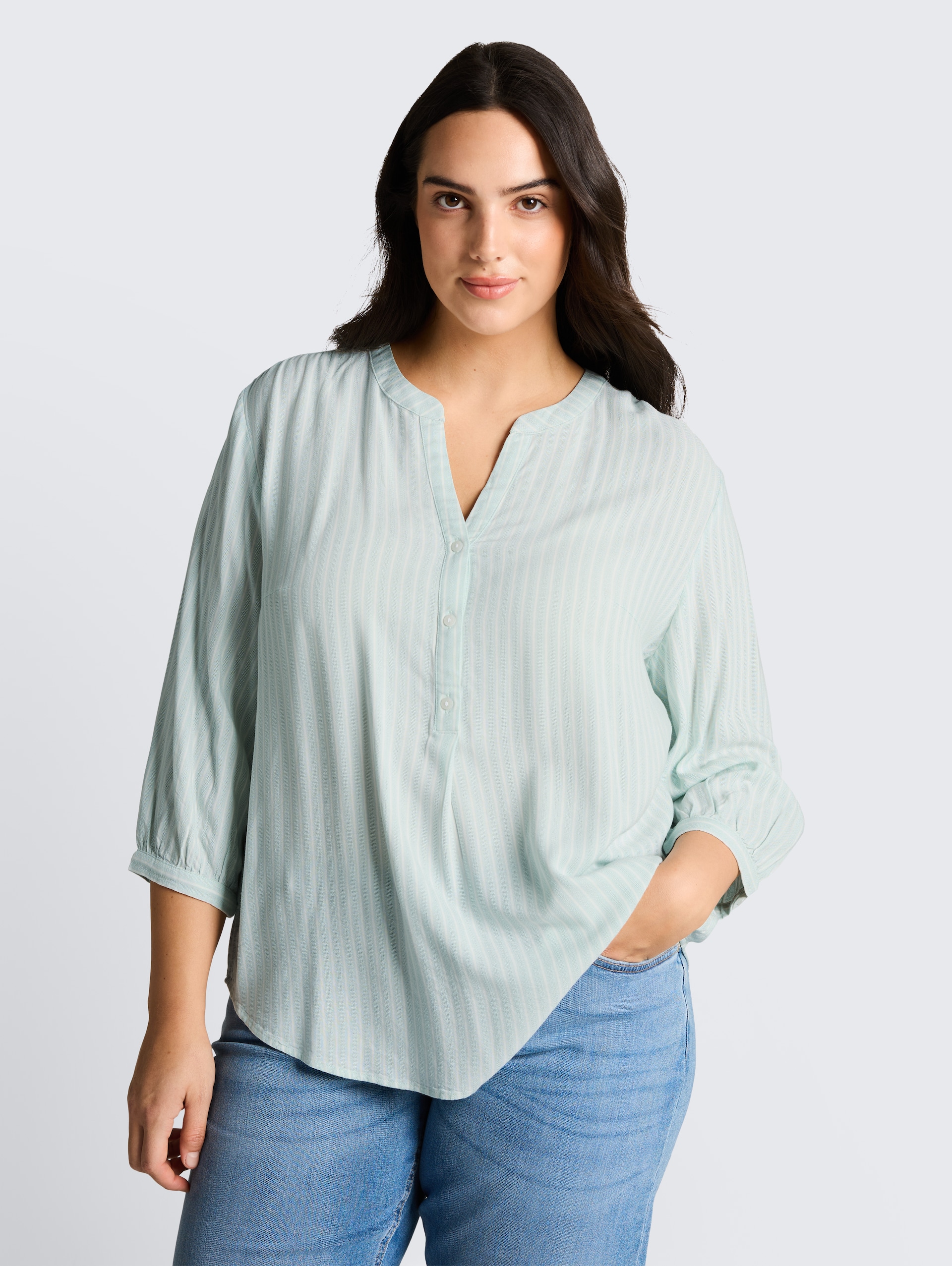 Plus Size - Bluse mit Streifenmuster - blue haze white stripe - Ausschnitt Model-Vorderansicht