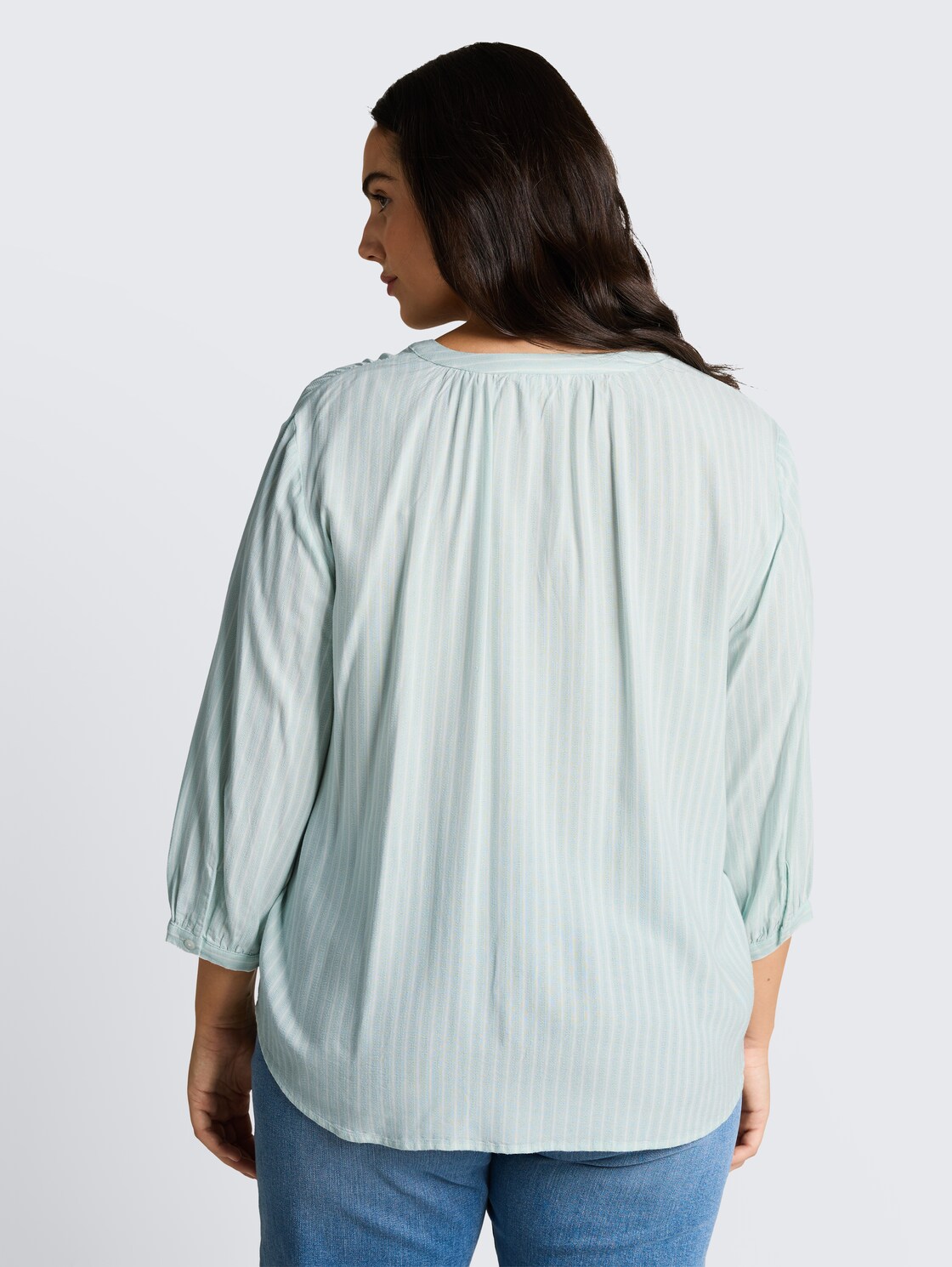 Plus Size - Bluse mit Streifenmuster - blue haze white stripe - Auschnitt Model-Rückansicht