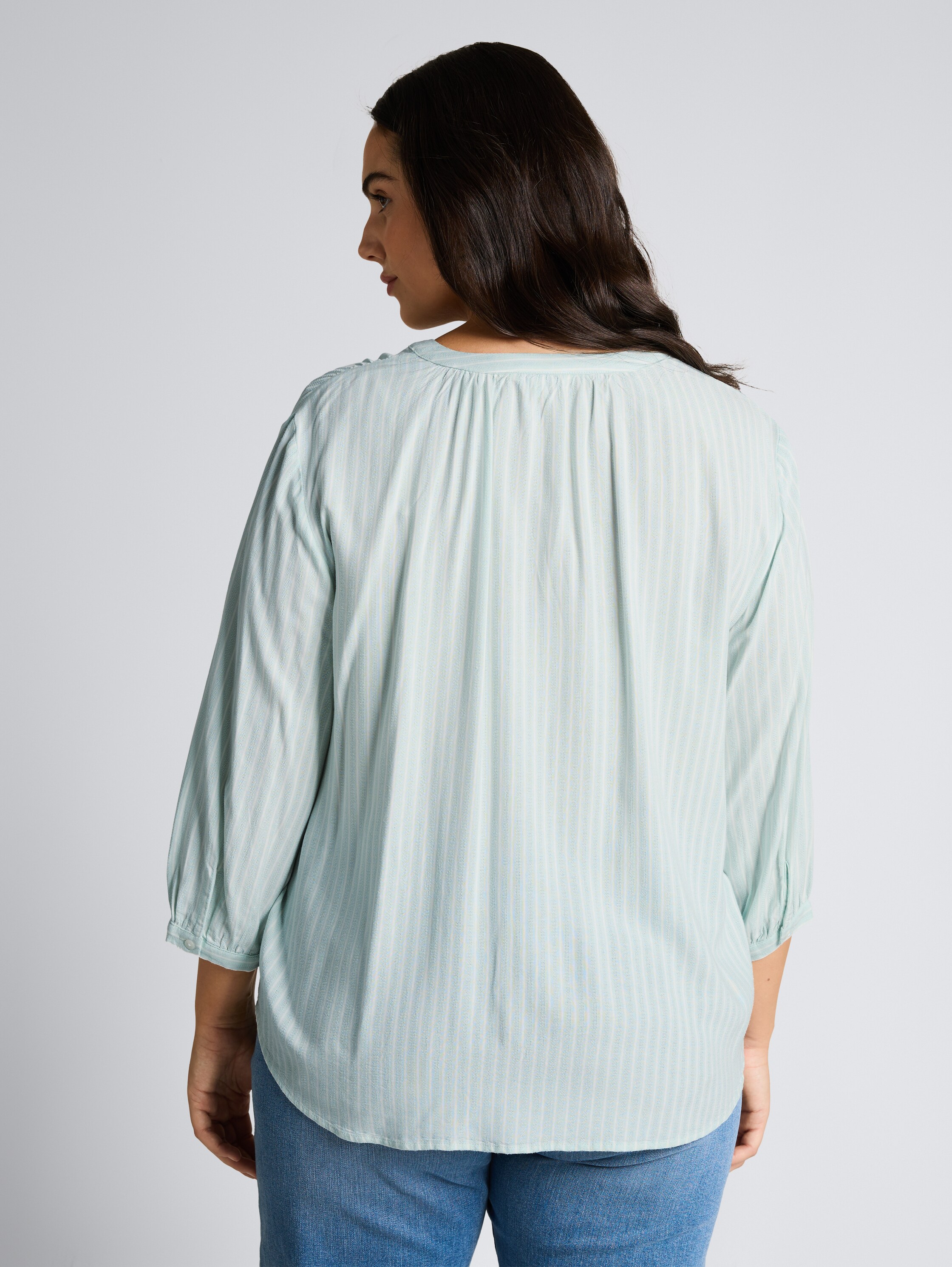 Plus Size - Bluse mit Streifenmuster - blue haze white stripe - Auschnitt Model-Rückansicht