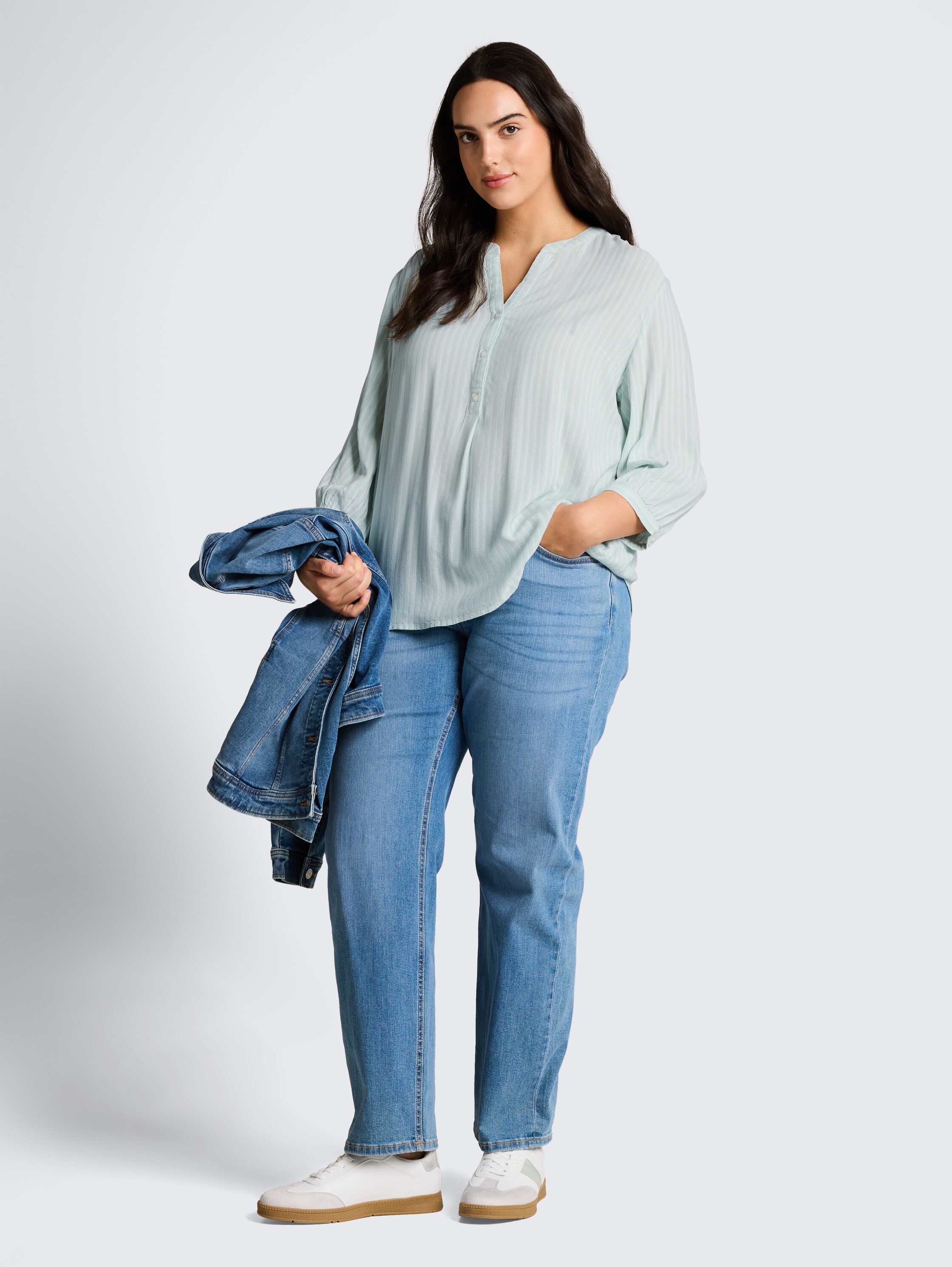 Plus Size - Bluse mit Streifenmuster - blue haze white stripe - Model-Vorderansicht