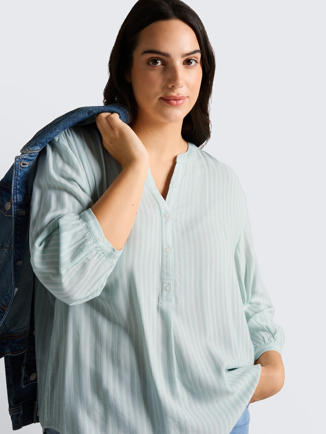 Plus Size - Bluse mit Streifenmuster - blue haze white stripe - Detail-Model-Ansicht