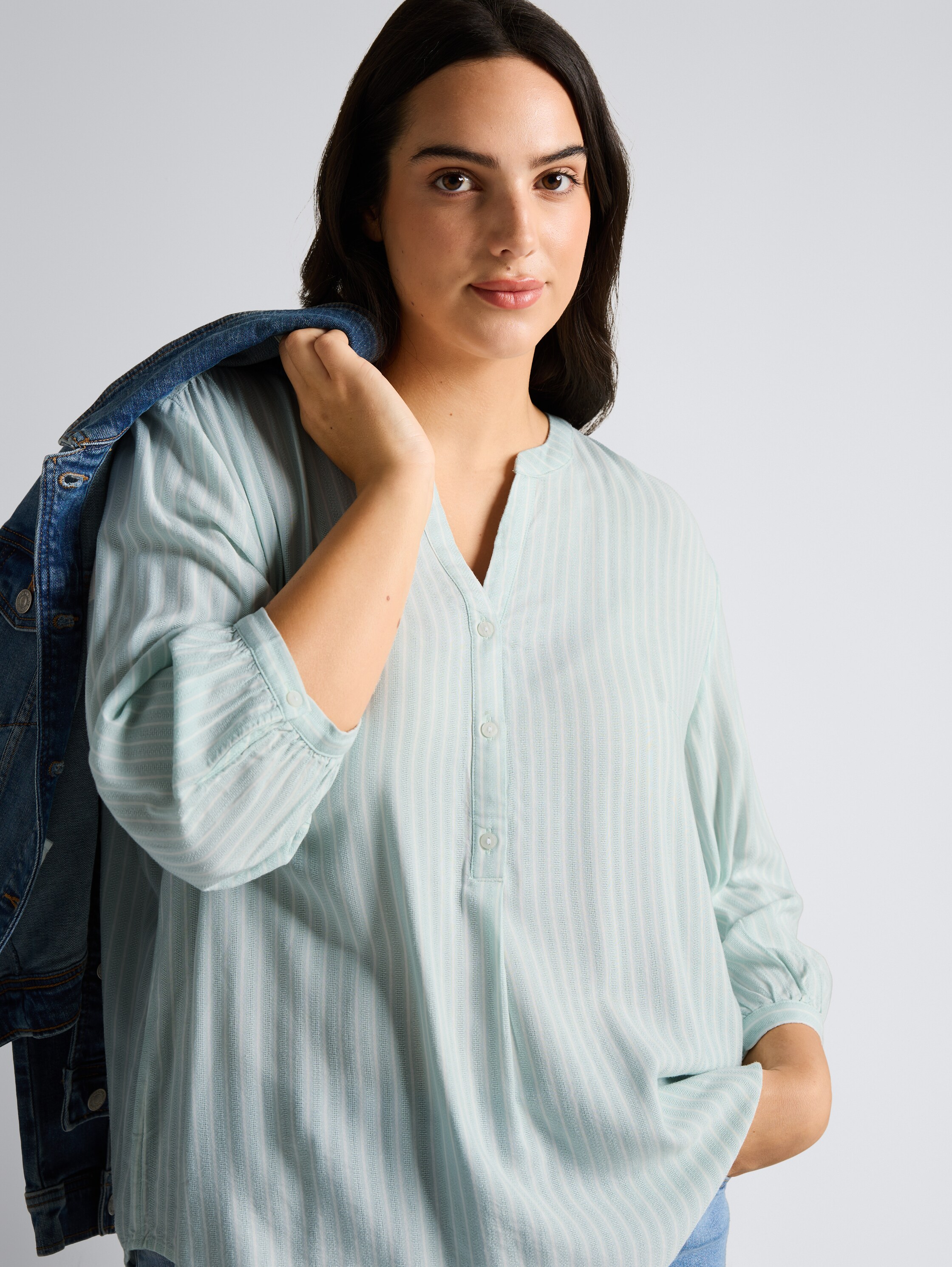 Plus Size - Bluse mit Streifenmuster - blue haze white stripe - Detail-Model-Ansicht