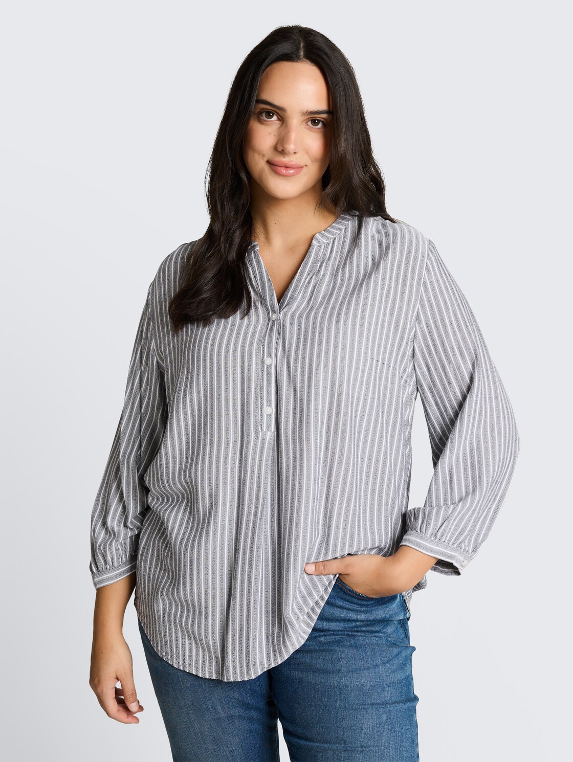 Plus Size - Bluse mit Streifenmuster - navy white stripe - Ausschnitt Model-Vorderansicht