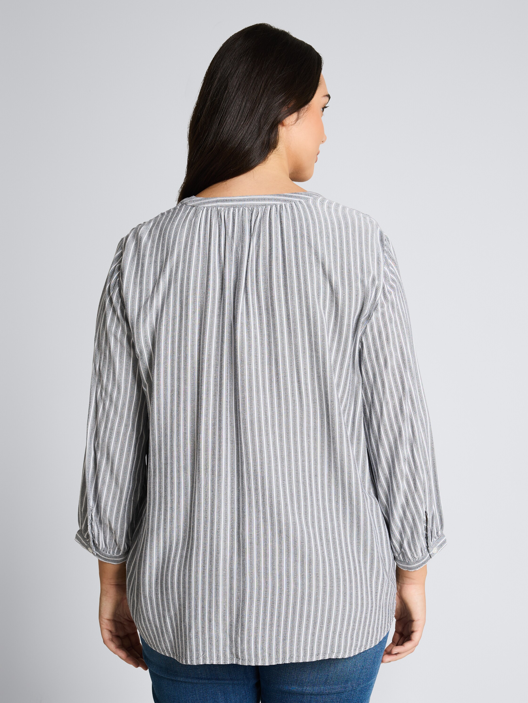 Plus Size - Bluse mit Streifenmuster - navy white stripe - Auschnitt Model-Rückansicht