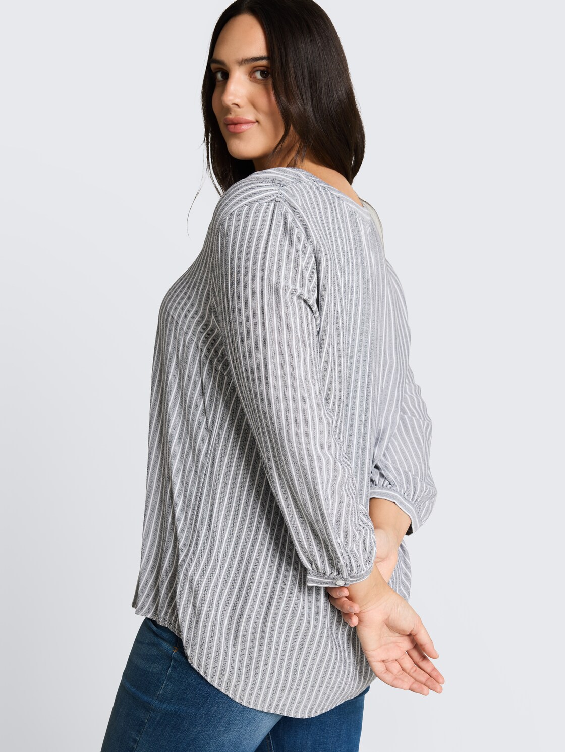 Plus Size - Bluse mit Streifenmuster - navy white stripe - Detail-Model-Ansicht