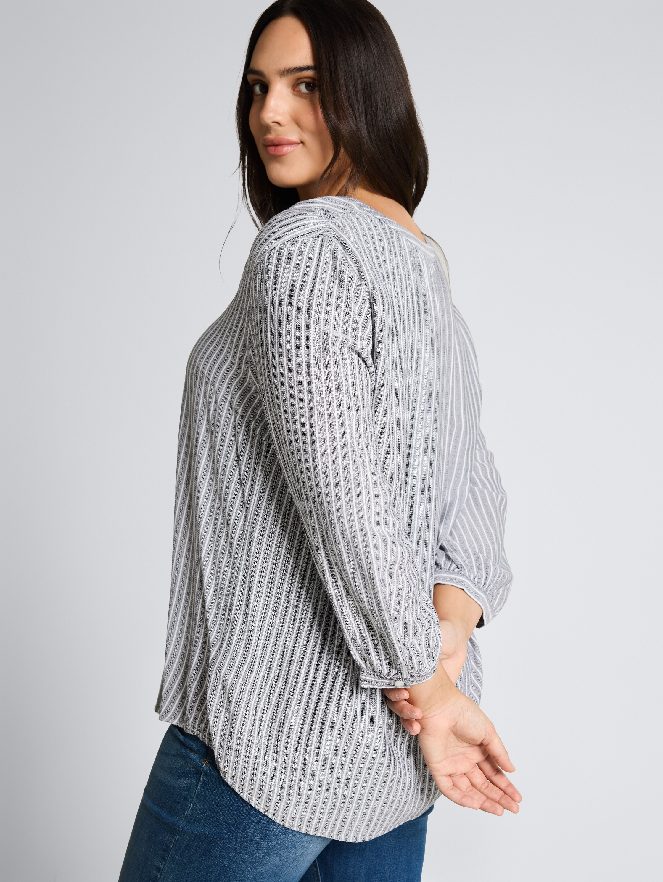 Plus Size - Bluse mit Streifenmuster - navy white stripe - Detail-Model-Ansicht