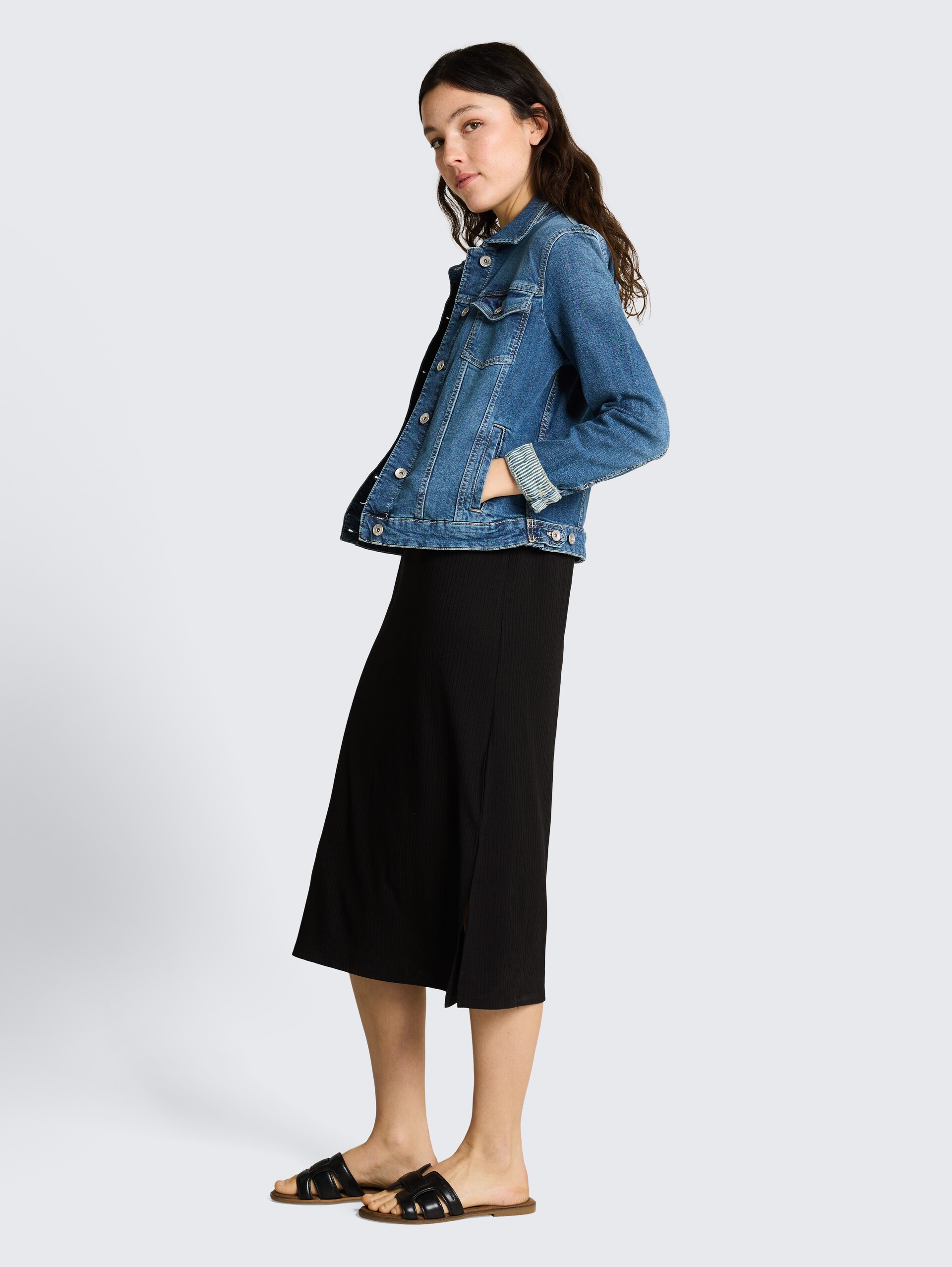 Loose Fit Midi-Kleid mit Rippstruktur - deep black - seitliche Model-Ansicht