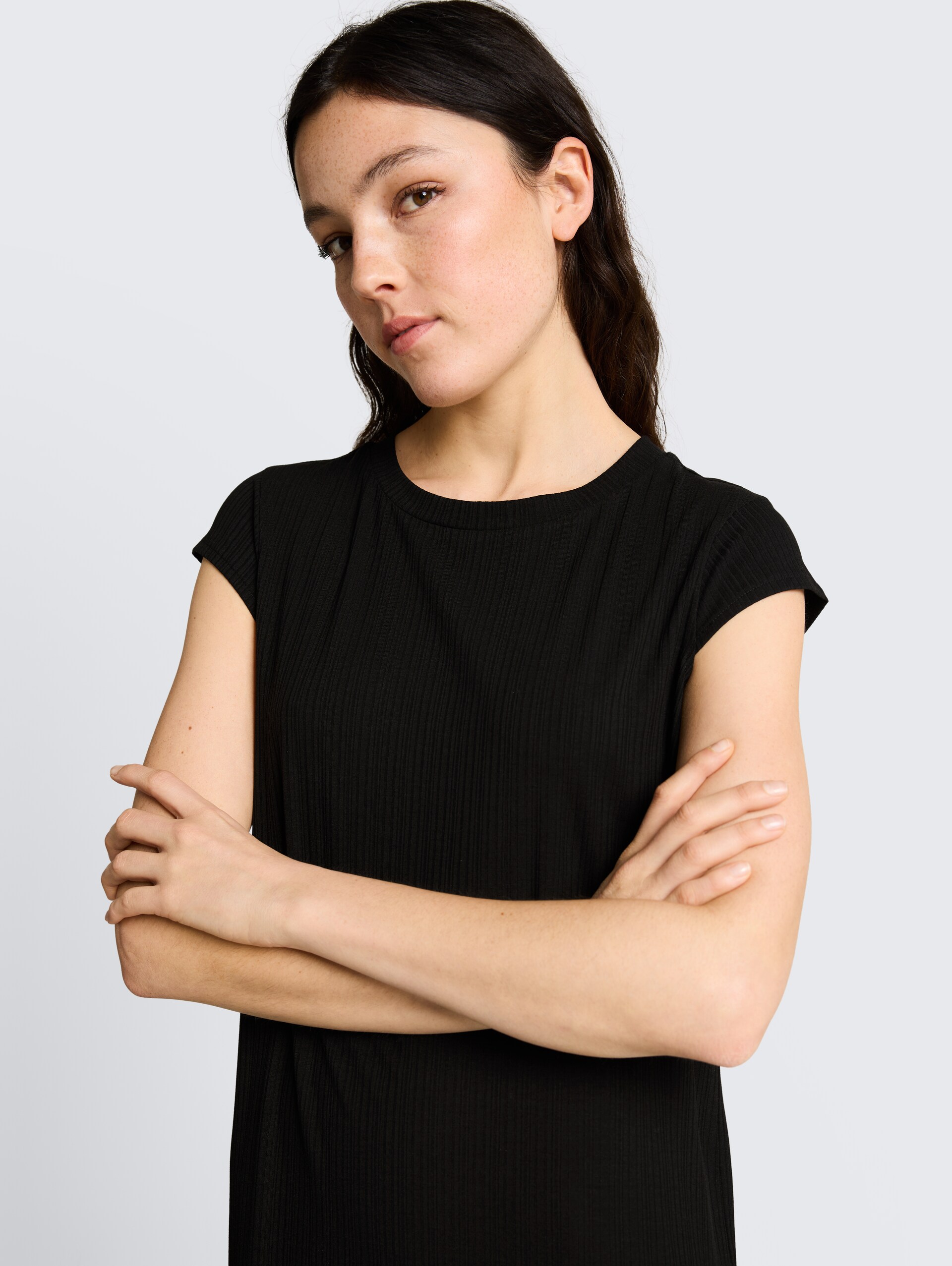 Loose Fit Midi-Kleid mit Rippstruktur - deep black - Detail-Model-Ansicht