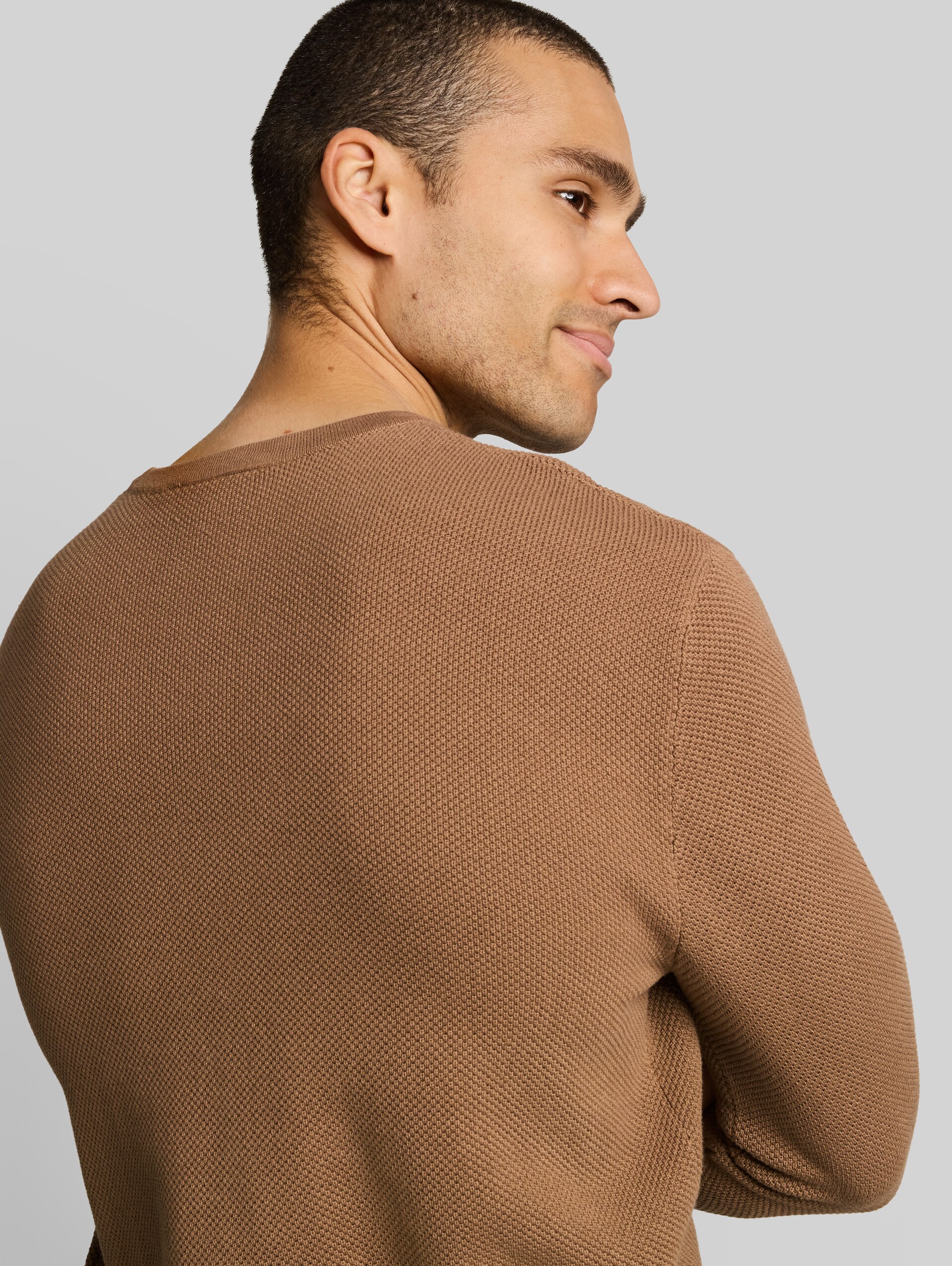 Strickpullover aus Baumwolle - malt brown - Detail-Model-Ansicht