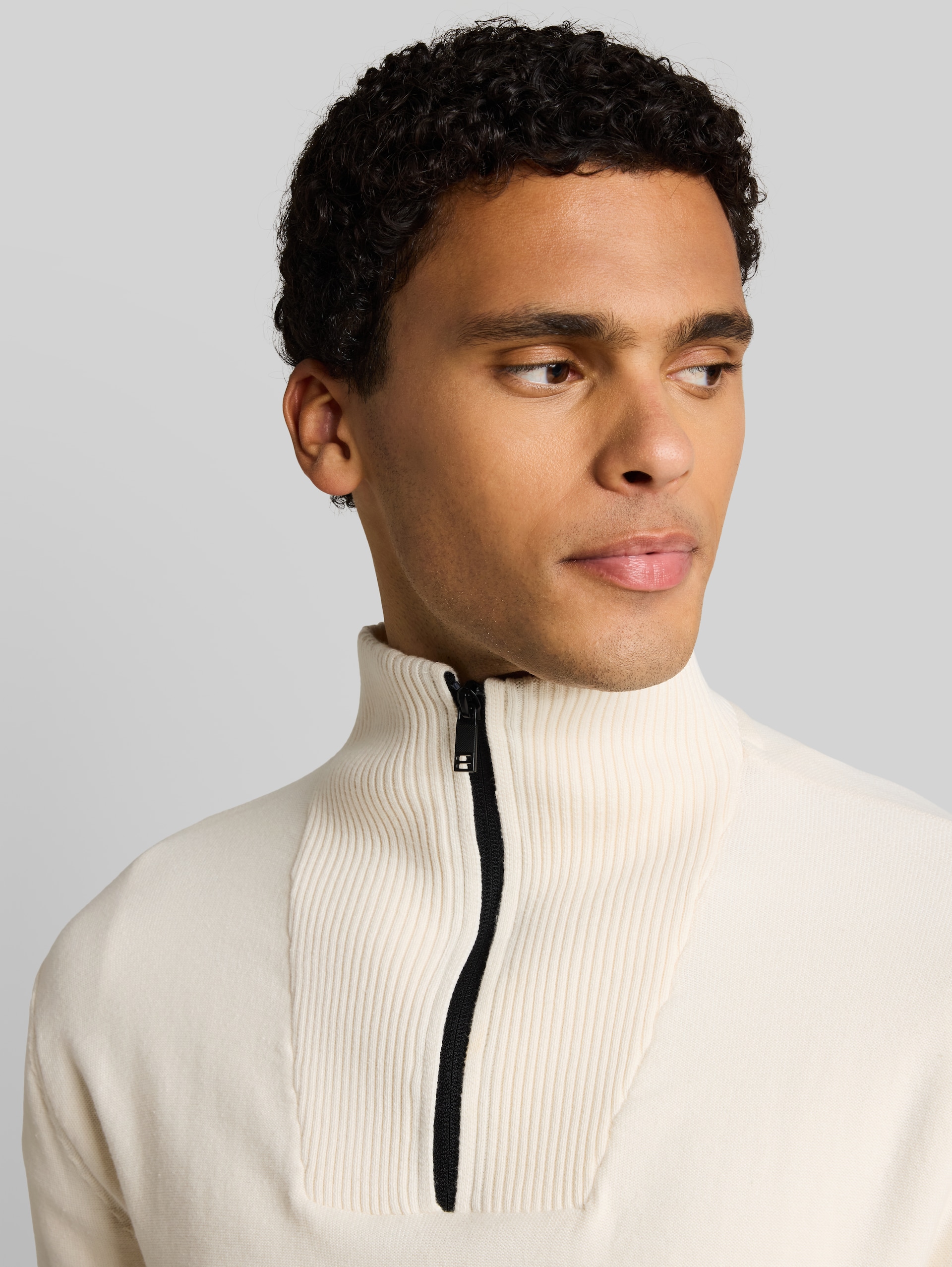 Troyer Strickpullover aus Baumwolle - Gardenia White - Detail-Model-Ansicht