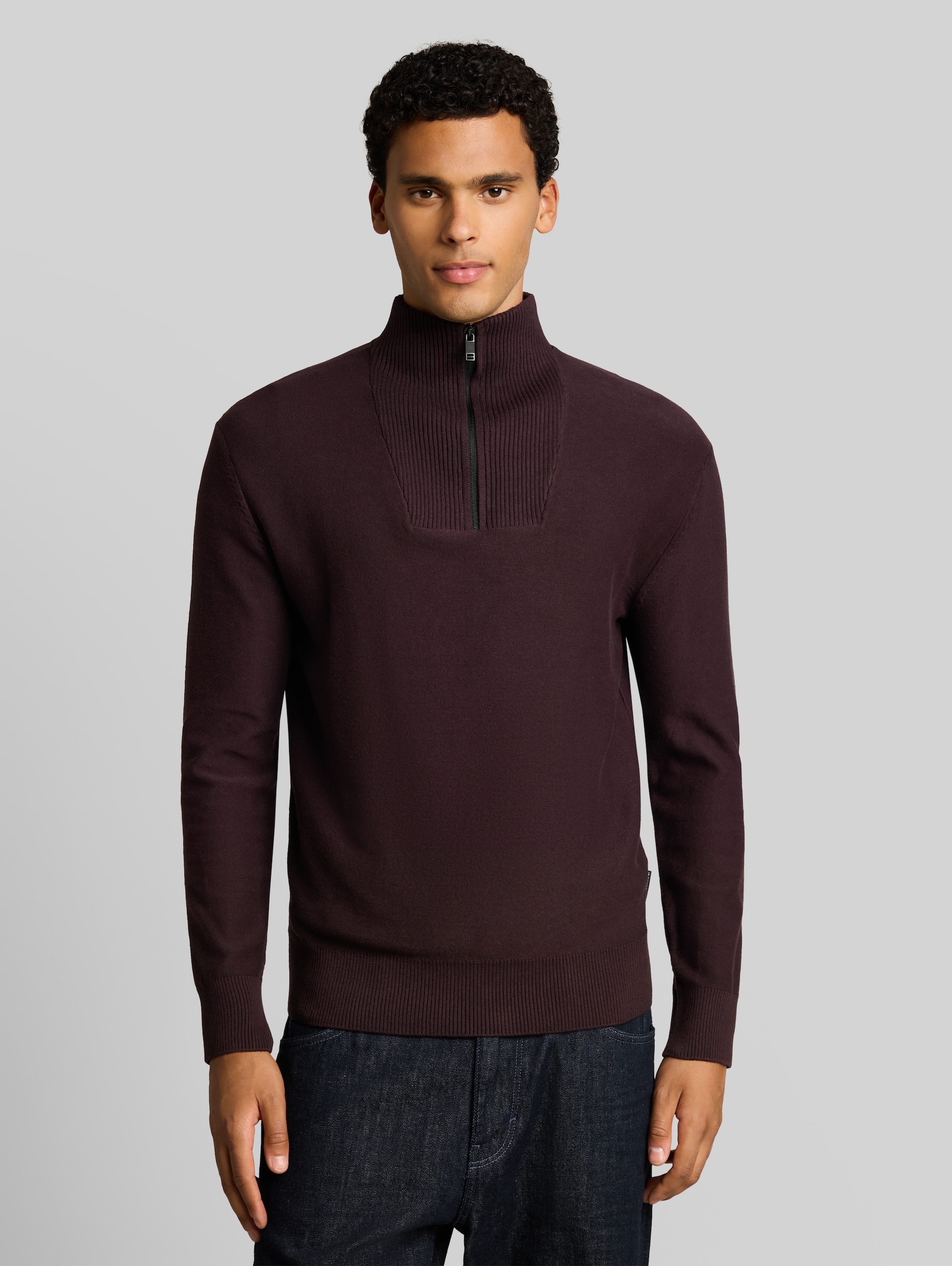 Troyer Strickpullover aus Baumwolle - dark plum - Ausschnitt Model-Vorderansicht