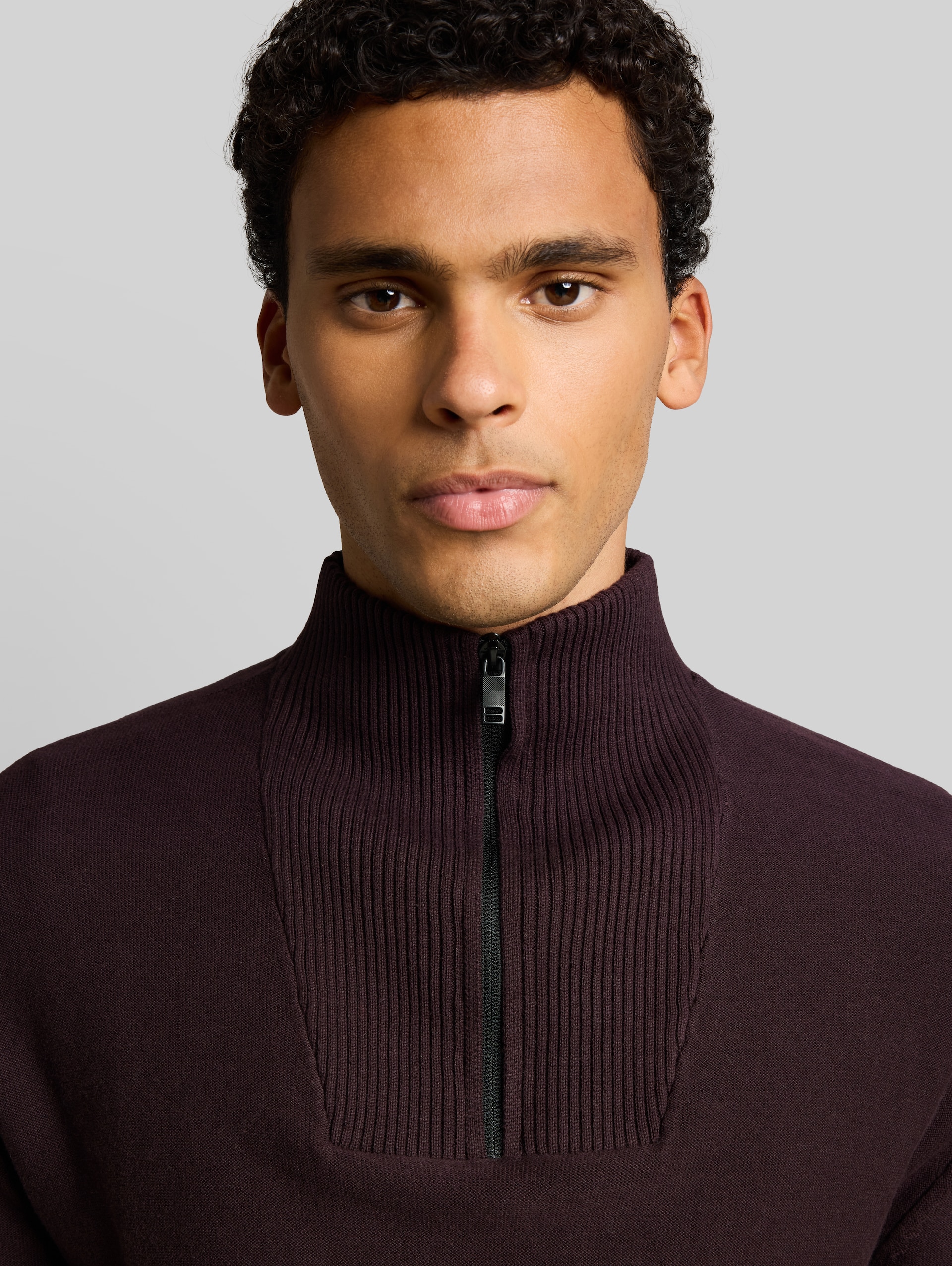 Troyer Strickpullover aus Baumwolle - dark plum - Detail-Model-Ansicht