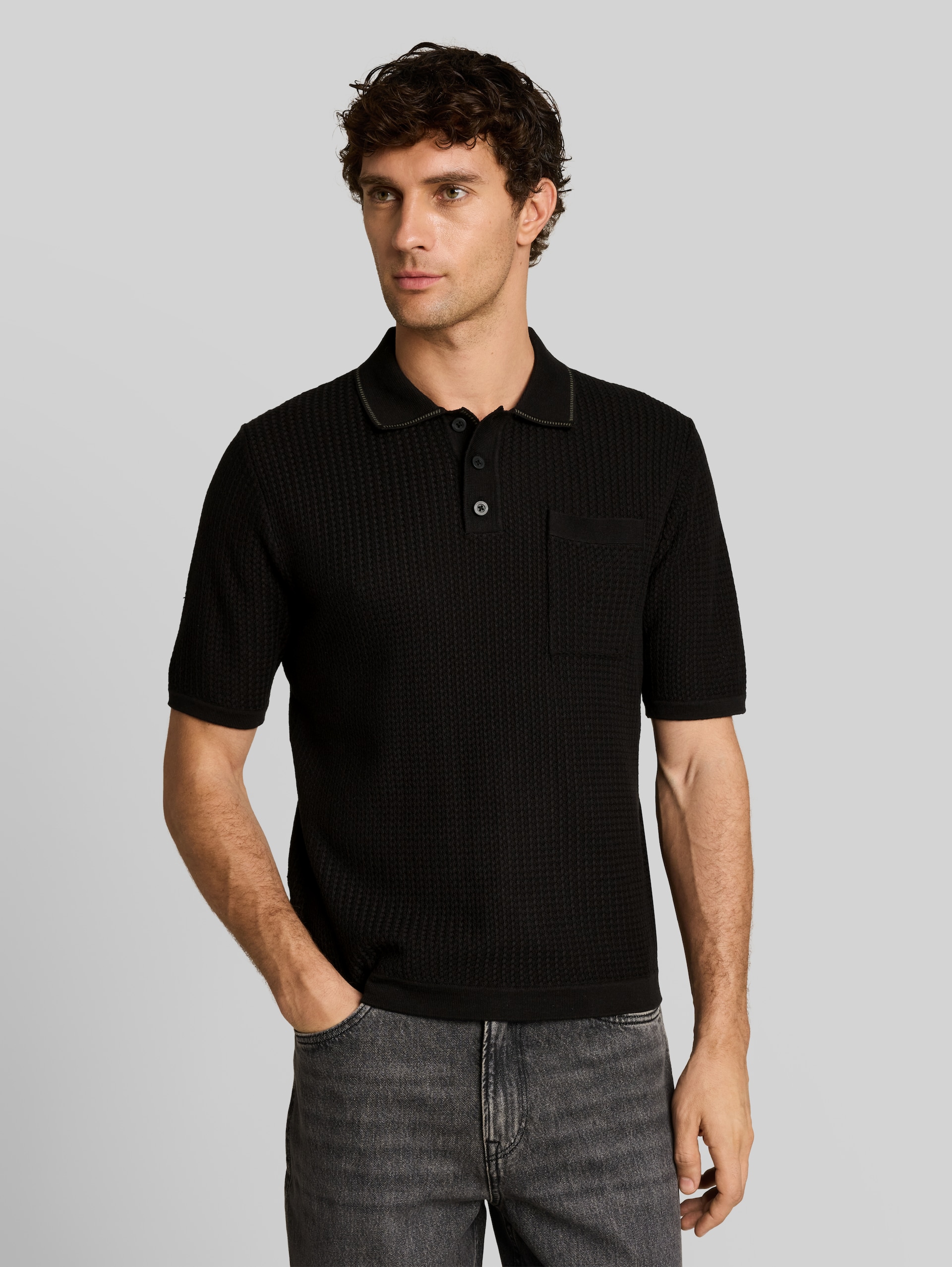 Relaxed Fit Strick-Poloshirt mit Brusttasche - Black - Ausschnitt Model-Vorderansicht