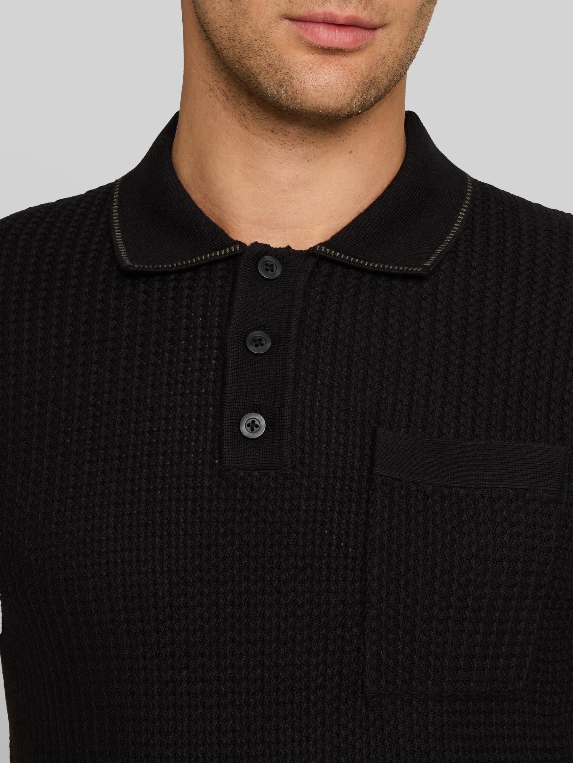 Relaxed Fit Strick-Poloshirt mit Brusttasche - Black - Detail-Model-Ansicht
