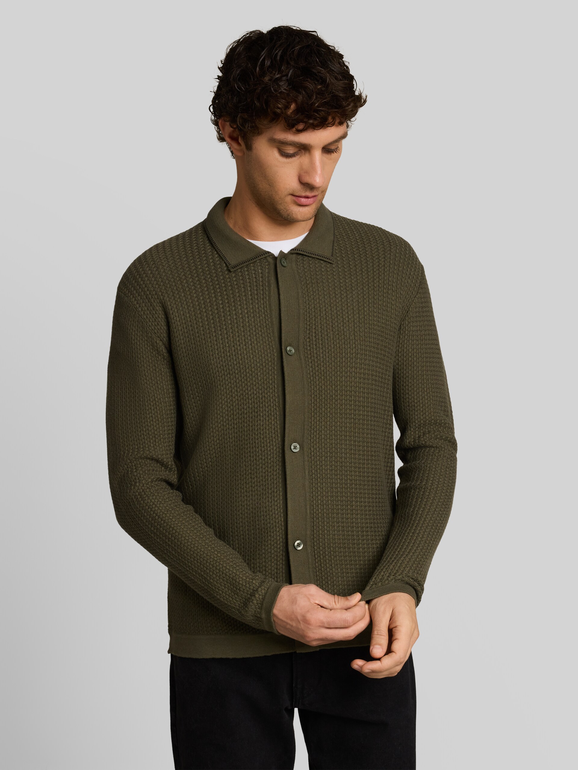 Relaxed Fit Strickjacke - urban olive green - Ausschnitt Model-Vorderansicht