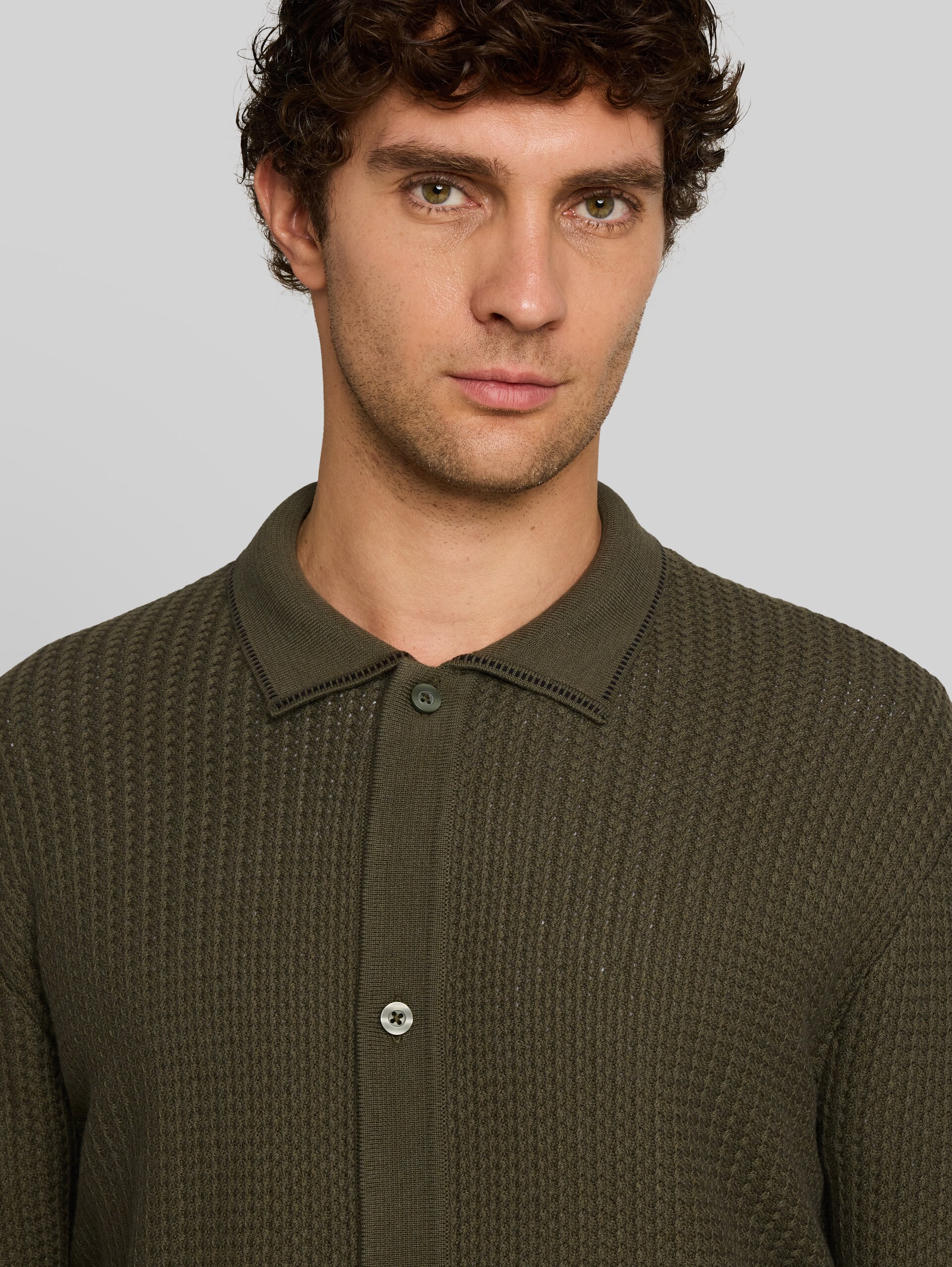 Relaxed Fit Strickjacke - urban olive green - Detail-Model-Ansicht