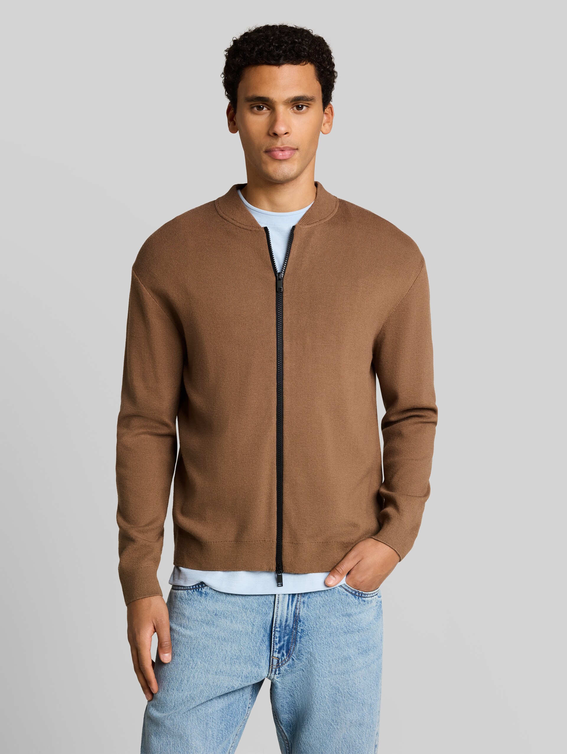 Gebreid vest met relaxte pasvorm en bomberkraag - malt brown - Nek model vooraanzicht