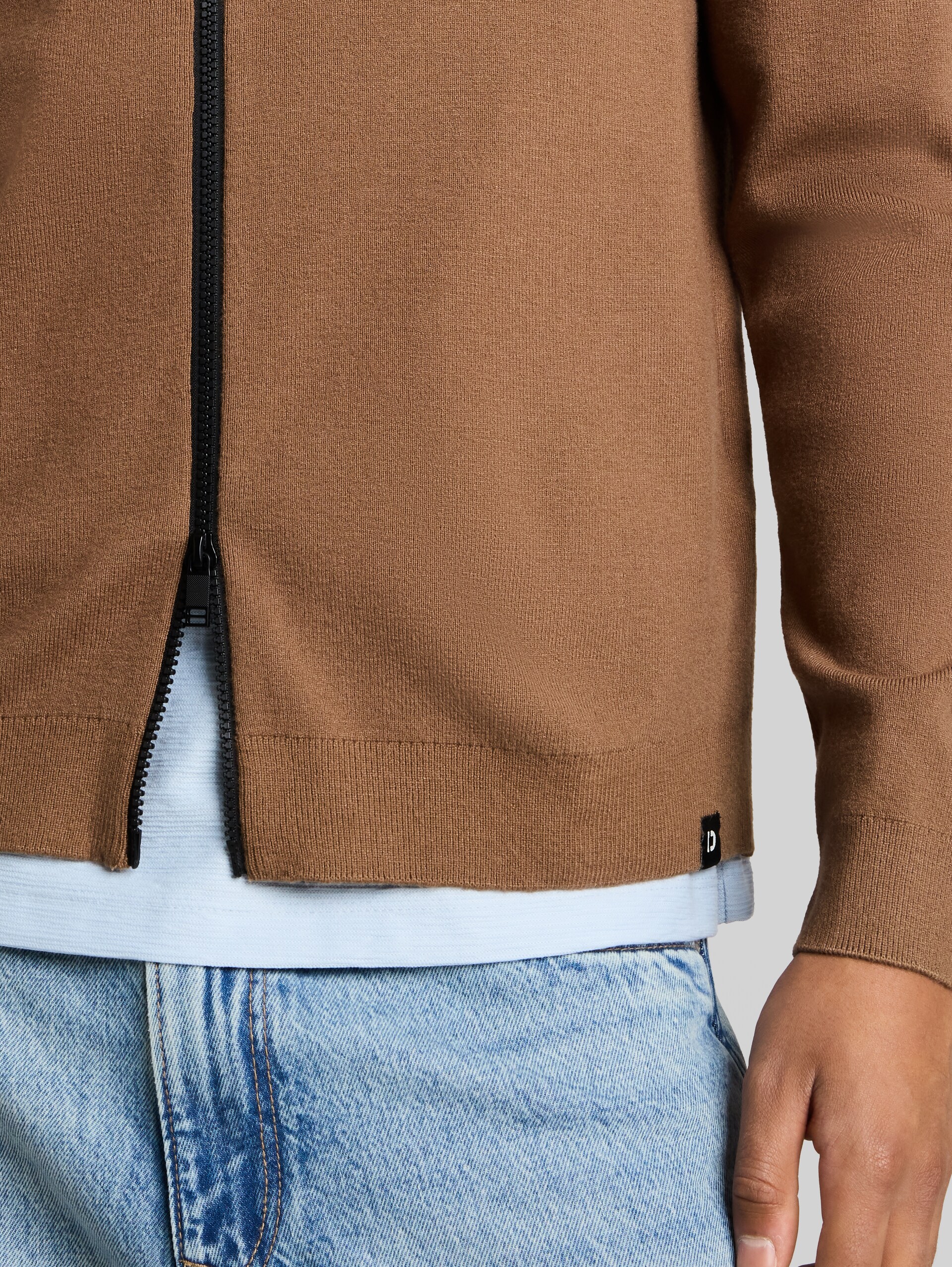 Gebreid vest met relaxte pasvorm en bomberkraag - malt brown - Detailaanzicht model